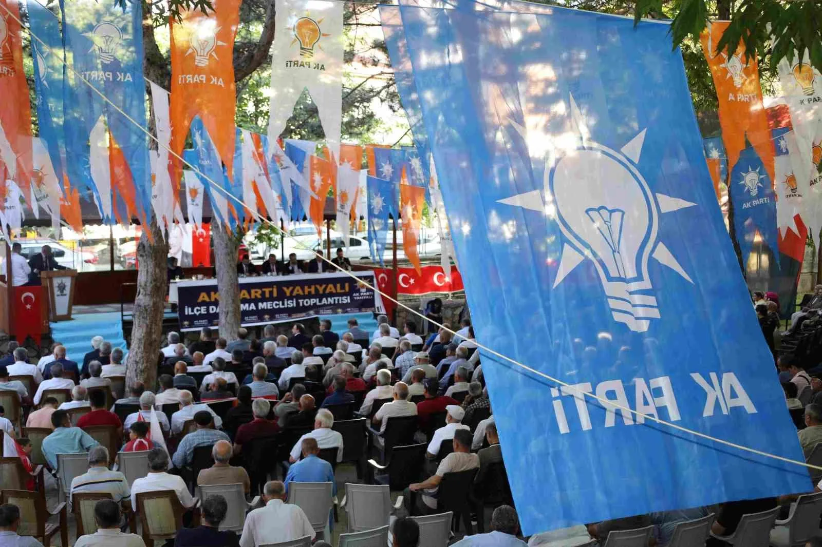 AK PARTİ YAHYALI İLÇE BAŞKANLIĞI TARAFINDAN DÜZENLENEN İLÇE DANIŞMA MECLİSİ TOPLANTISI, TEŞKİLAT MENSUPLARI VE VATANDAŞLARIN YOĞUN KATILIMIYLA GERÇEKLEŞTİRİLDİ. AÇIK HAVADA DÜZENLENEN PROGRAM, YÜKSEK KATILIM VE COŞKULU ATMOSFERİYLE DİKKAT ÇEKTİ.