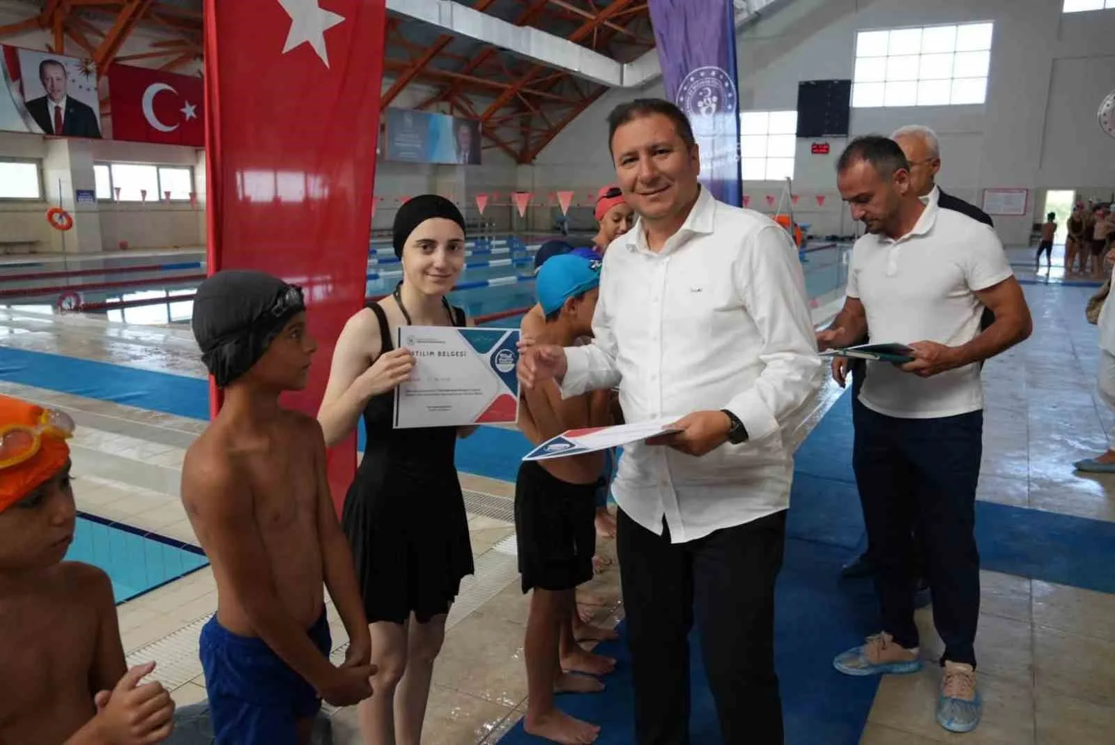 DÜZCE’DE YAZ SPOR OKULLARI KAPSAMINDA YÜZME EĞİTİMİ ALAN ÖĞRENCİLER, EĞİTİMLERİNİ BAŞARIYLA TAMAMLAYARAK SERTİFİKALARINI ALDI.
