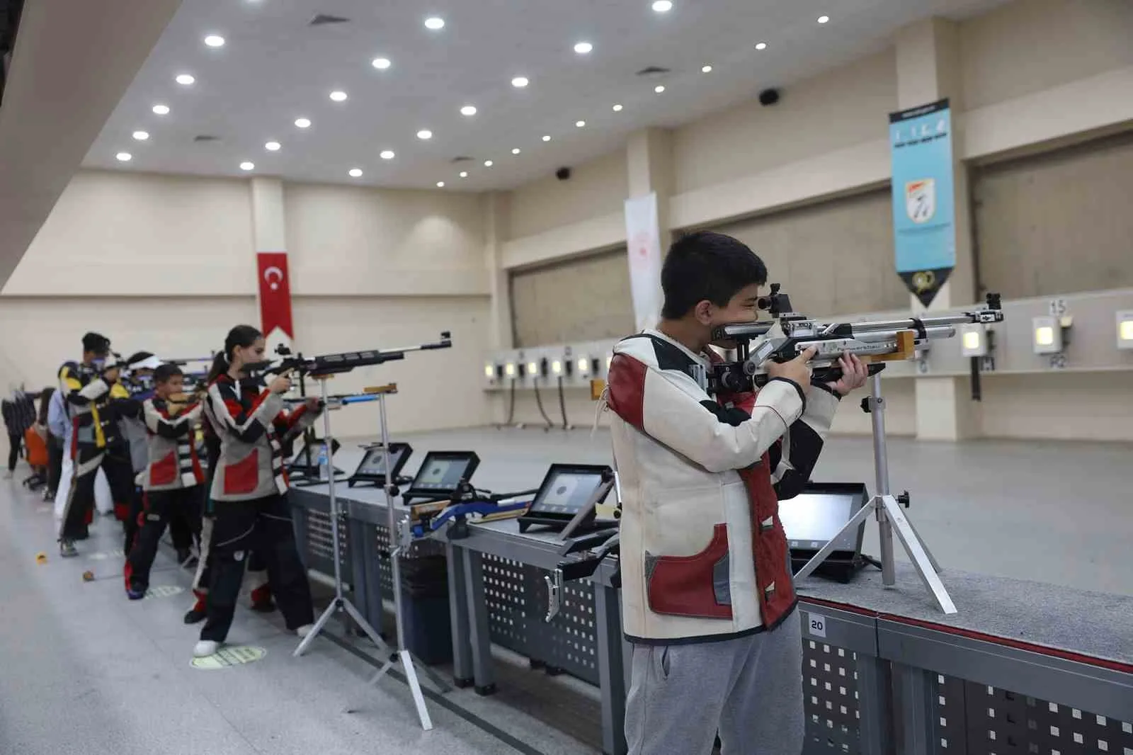 SAKARYA'DA DÜZENLENEN "YAZ SPOR OKULLARI" KAPSAMINDA ÇOCUKLARIN VE GENÇLERİN YAZ TATİLLERİNİ DEĞERLENDİRMEYE YÖNELİK ETKİNLİK VE EĞİTİMLER DEVAM EDİYOR.
