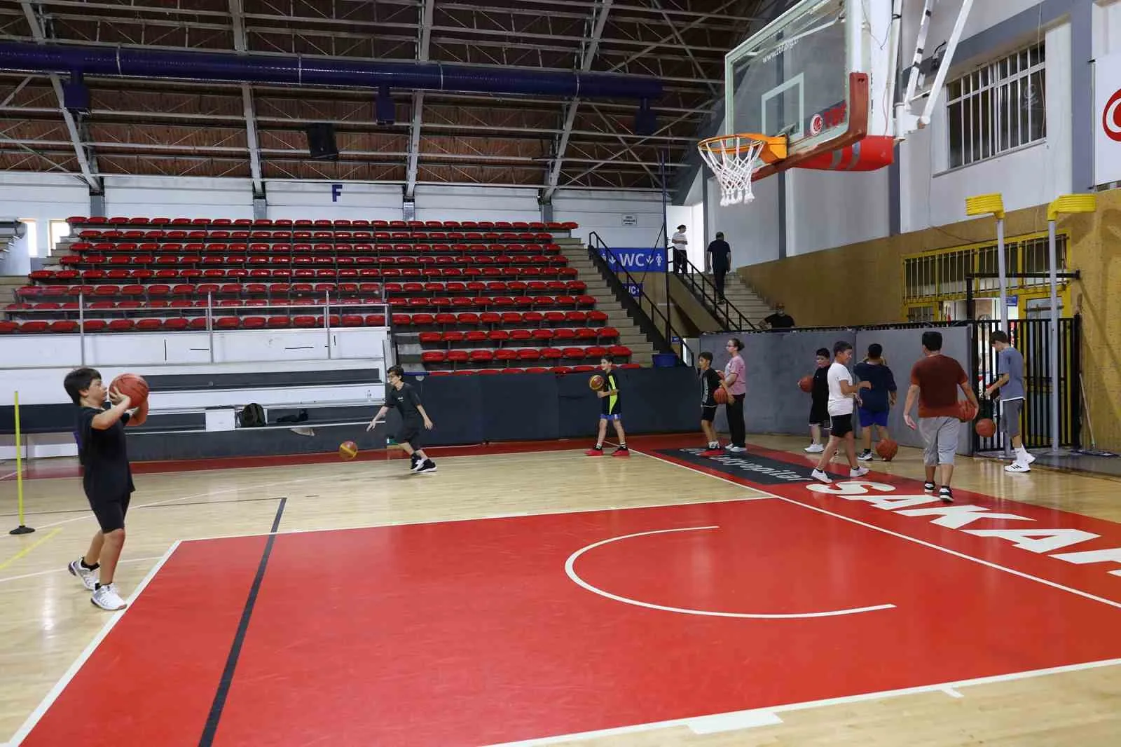 SAKARYA'DA DÜZENLENEN "YAZ SPOR OKULLARI" KAPSAMINDA ÇOCUKLARIN VE GENÇLERİN YAZ TATİLLERİNİ DEĞERLENDİRMEYE YÖNELİK ETKİNLİK VE EĞİTİMLER DEVAM EDİYOR.
