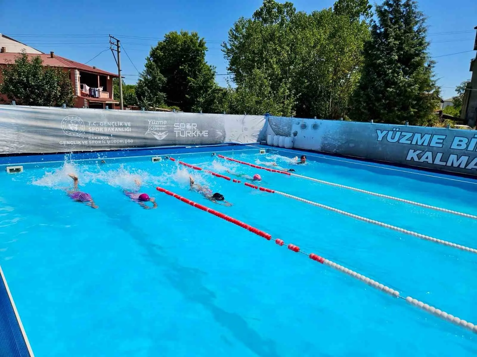 SAKARYA'DA DÜZENLENEN "YAZ SPOR OKULLARI" KAPSAMINDA ÇOCUKLARIN VE GENÇLERİN YAZ TATİLLERİNİ DEĞERLENDİRMEYE YÖNELİK ETKİNLİK VE EĞİTİMLER DEVAM EDİYOR.