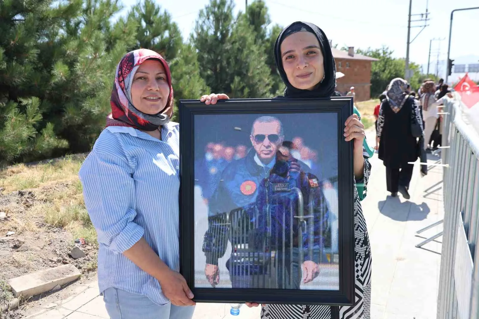BİTLİS’TE BİR VATANDAŞ, BİR BUÇUK AYDA 70 BİN BONCUKLA YAPTIĞI CUMHURBAŞKANI RECEP TAYYİP ERDOĞAN’A AİT TABLOYU KORUMALARI VASITASIYLA KENDİSİNE ULAŞTIRDI
