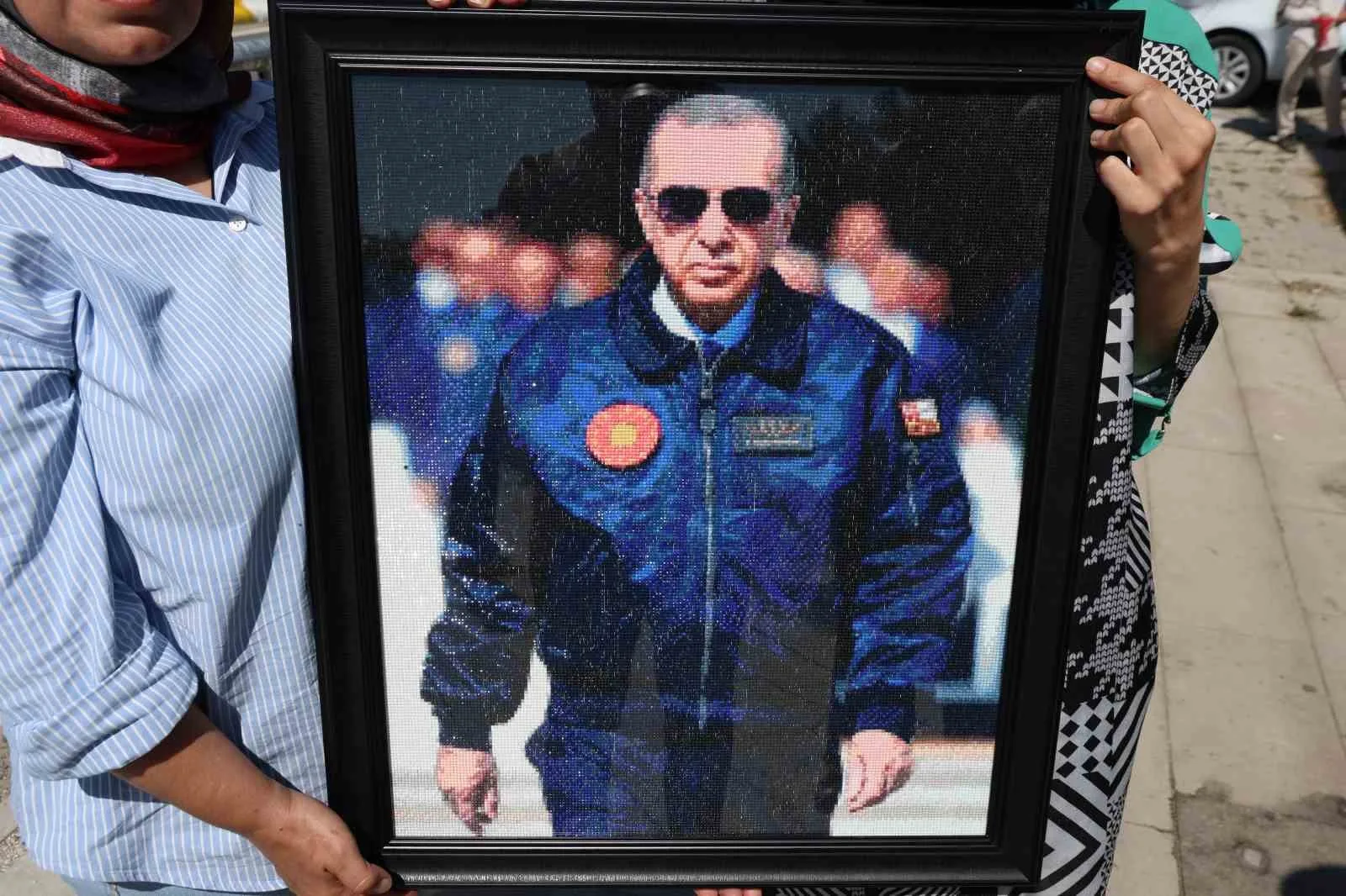 BİTLİS’TE BİR VATANDAŞ, BİR BUÇUK AYDA 70 BİN BONCUKLA YAPTIĞI CUMHURBAŞKANI RECEP TAYYİP ERDOĞAN’A AİT TABLOYU KORUMALARI VASITASIYLA KENDİSİNE ULAŞTIRDI