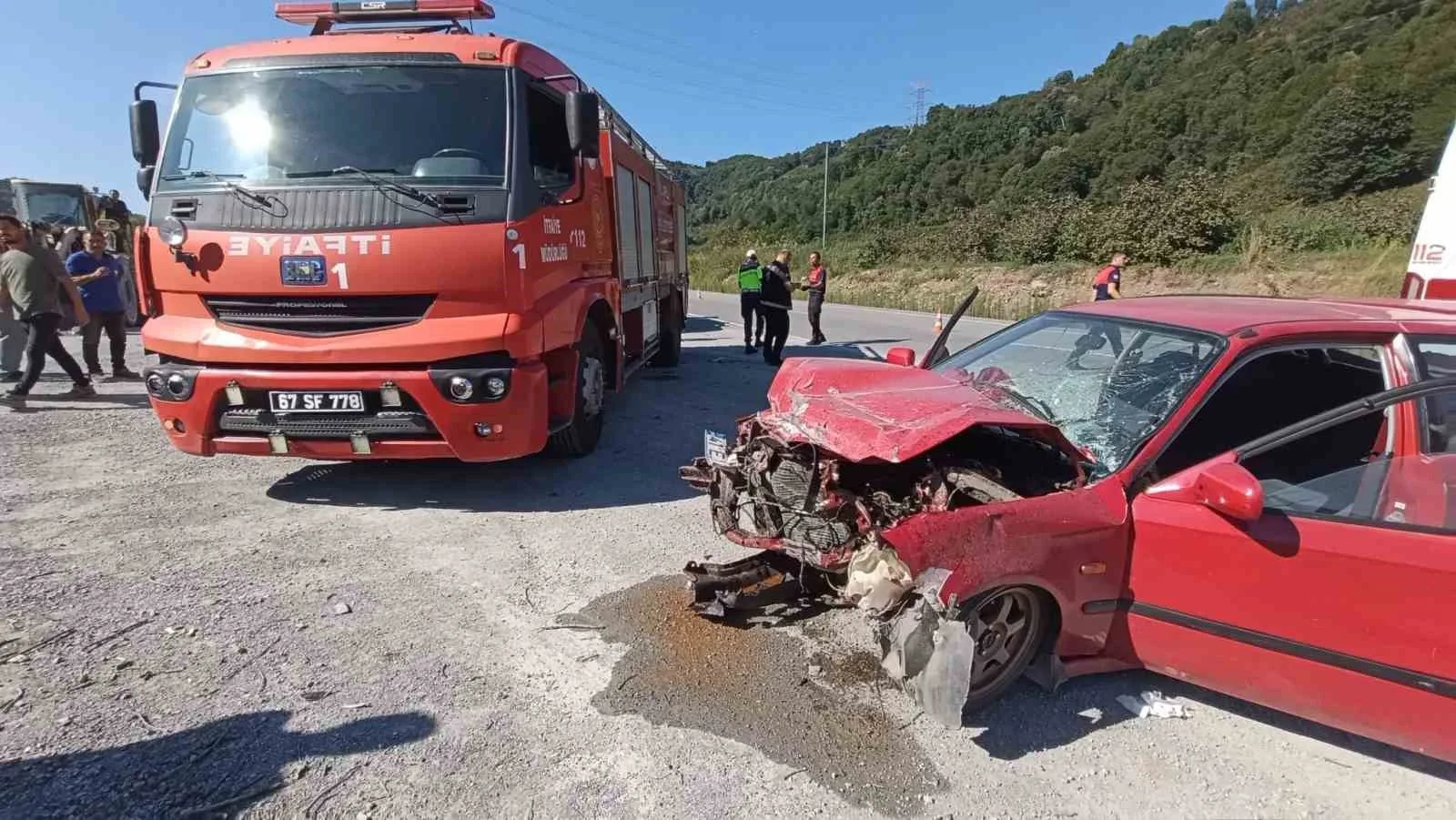 ZONGULDAK (İHA) - ZONGULDAK’IN ALAPLI İLÇESİNDE OTOMOBİLİN KAMYONETE ARKADAN ÇARPMASI SONUCU MEYDANA GELEN TRAFİK KAZASINDA 26 YAŞINDAKİ SÜRÜCÜ YARALANDI.