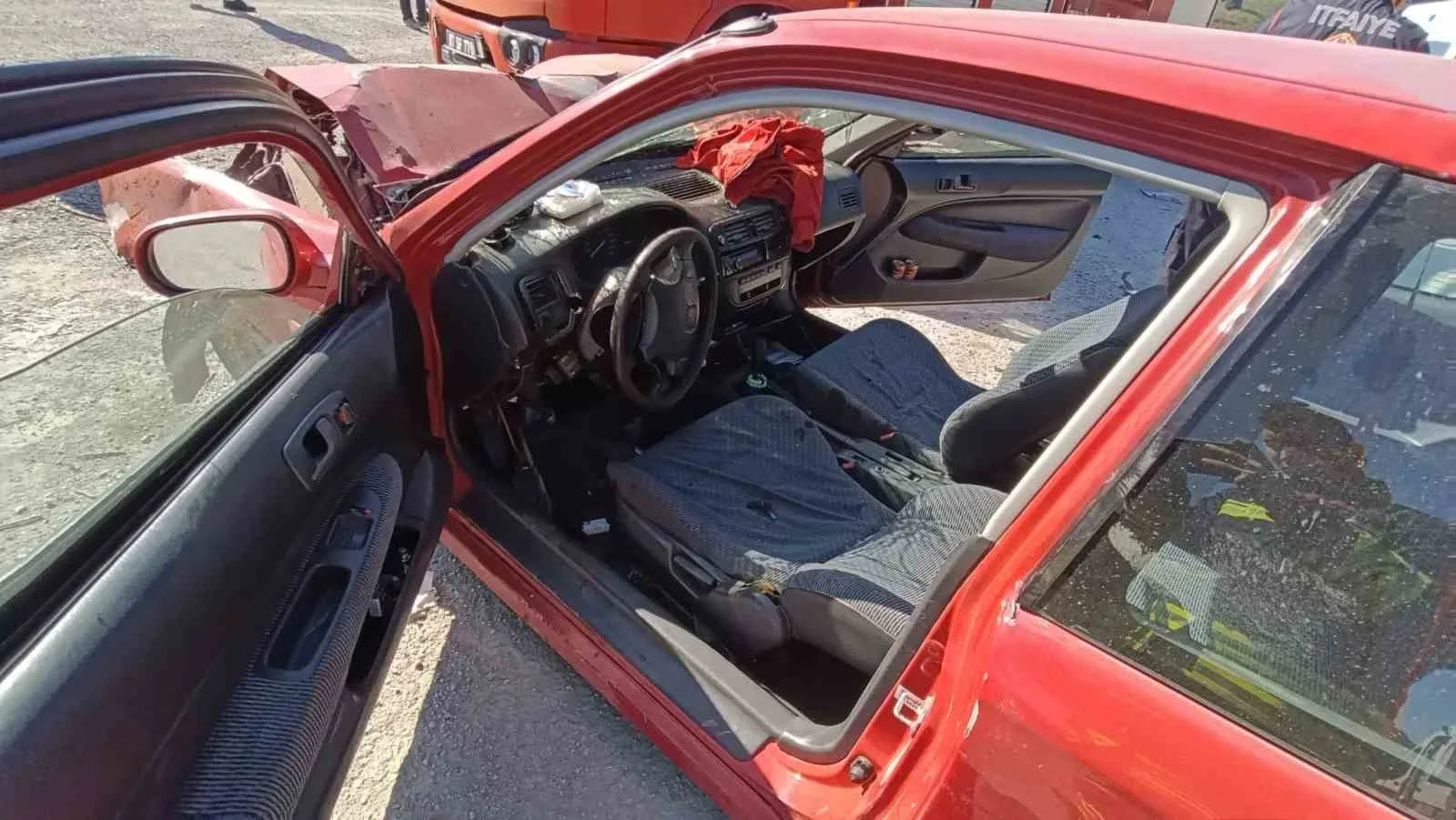 ZONGULDAK (İHA) - ZONGULDAK’IN ALAPLI İLÇESİNDE OTOMOBİLİN KAMYONETE ARKADAN ÇARPMASI SONUCU MEYDANA GELEN TRAFİK KAZASINDA 26 YAŞINDAKİ SÜRÜCÜ YARALANDI.