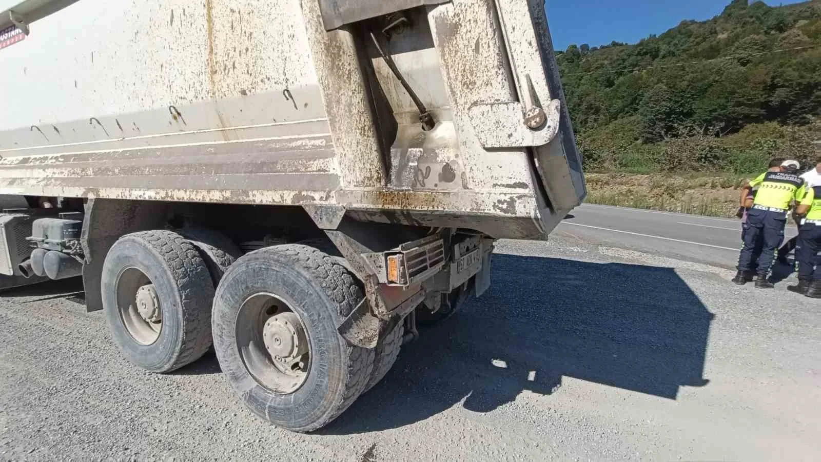ZONGULDAK (İHA) - ZONGULDAK’IN ALAPLI İLÇESİNDE OTOMOBİLİN KAMYONETE ARKADAN ÇARPMASI SONUCU MEYDANA GELEN TRAFİK KAZASINDA 26 YAŞINDAKİ SÜRÜCÜ YARALANDI.