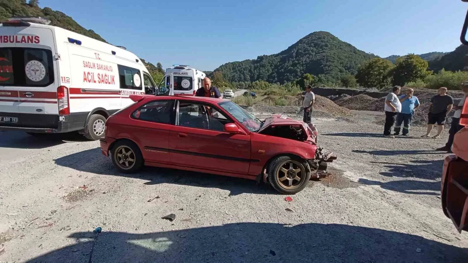 ZONGULDAK (İHA) - ZONGULDAK’IN ALAPLI İLÇESİNDE OTOMOBİLİN KAMYONETE ARKADAN ÇARPMASI SONUCU MEYDANA GELEN TRAFİK KAZASINDA 26 YAŞINDAKİ SÜRÜCÜ YARALANDI.