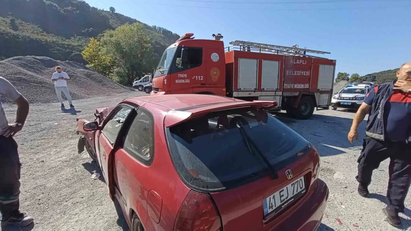 ZONGULDAK (İHA) - ZONGULDAK’IN ALAPLI İLÇESİNDE OTOMOBİLİN KAMYONETE ARKADAN ÇARPMASI SONUCU MEYDANA GELEN TRAFİK KAZASINDA 26 YAŞINDAKİ SÜRÜCÜ YARALANDI.