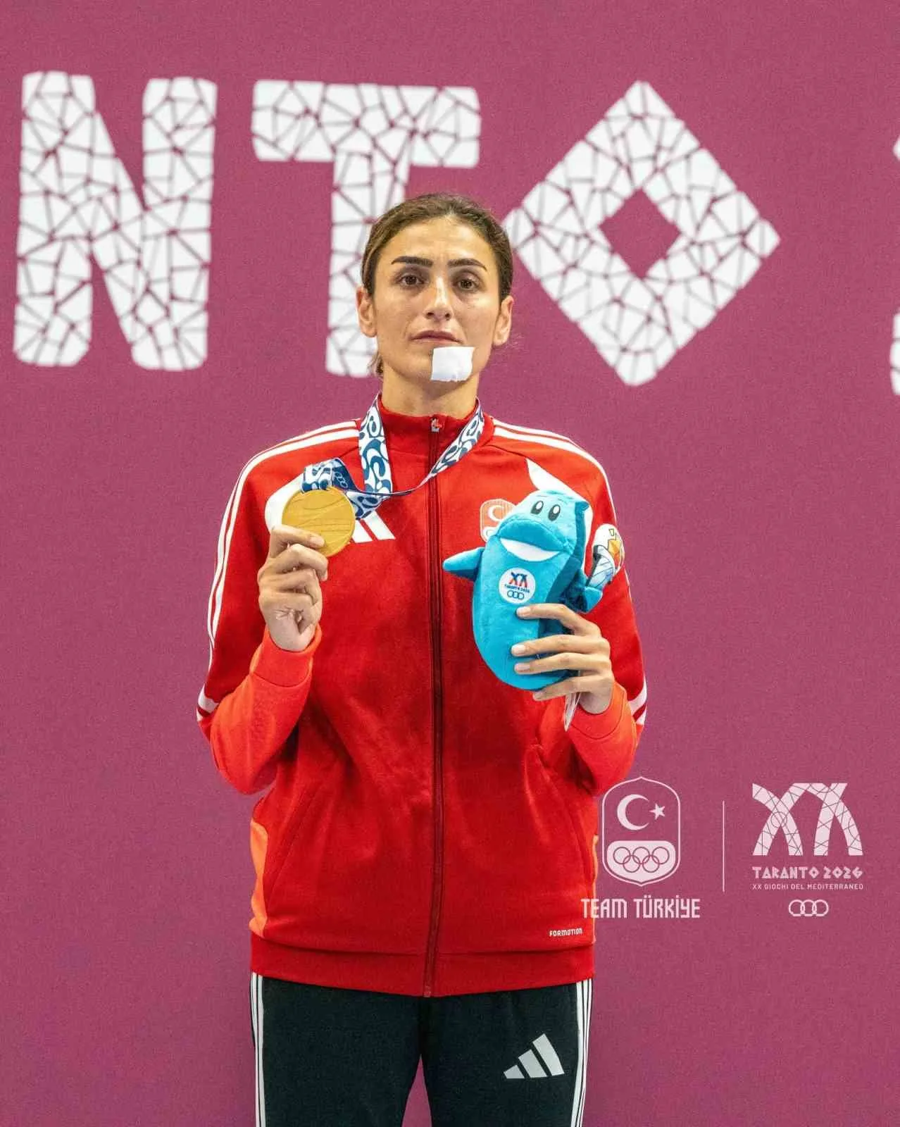 YILDIRIM BELEDİYESİ SPOR KULÜBÜ’NÜN MİLLİ TEKVANDOCUSU HATİCE KÜBRA İLGÜN, 20. AKDENİZ OYUNLARI’NDA ŞAMPİYONLUĞA ULAŞARAK ALTIN MADALYANIN SAHİBİ OLDU.