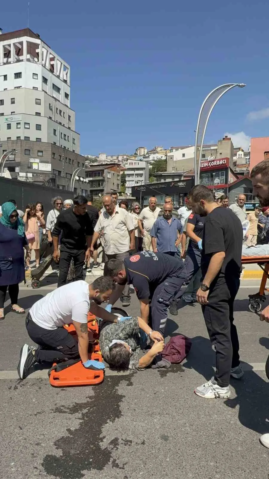 ZONGULDAK'TA OTOMOBİLİN ÇARPTIĞI YAŞLI KADIN YARALANDI.