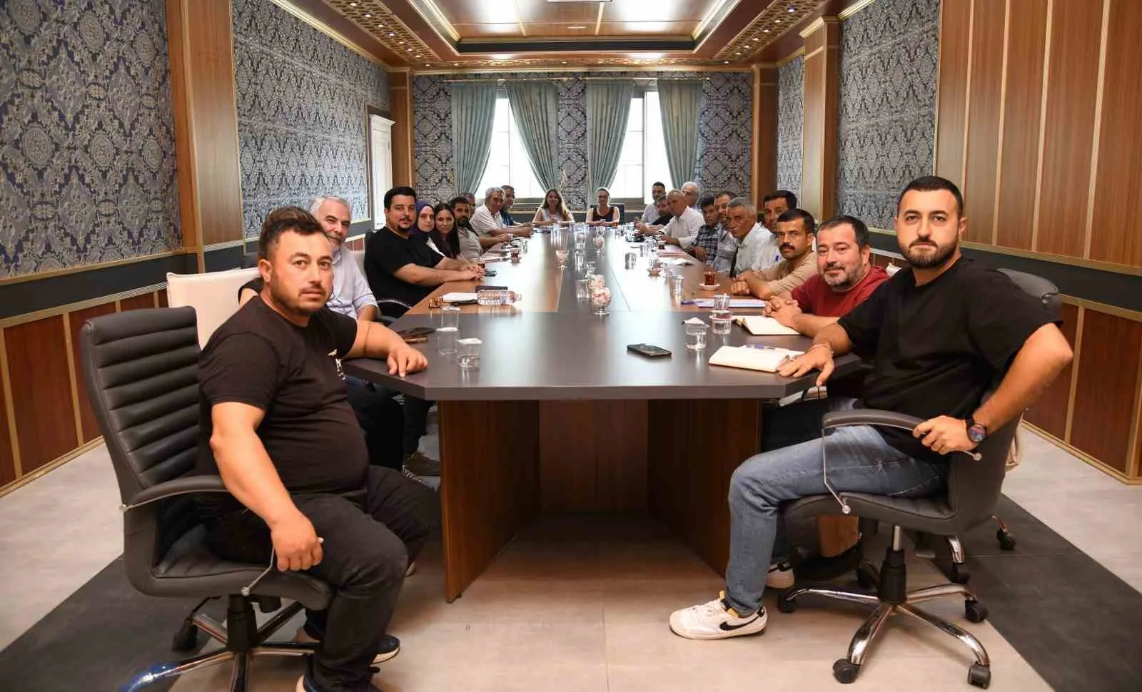 ŞENLİK ÖNCESİ HAZIRLIKLARIN DEĞERLENDİRİLMESİ AMACIYLA YUNUSEMRE BELEDİYESİ ENCÜMEN SALONU’NDA TOPLANTI DÜZENLENDİ. BELEDİYE BAŞKAN YARDIMCISI EMİNE ÖZGE ARSLAN BOZKURT BAŞKANLIĞINDAKİ TOPLANTIYA TARIM KOMİSYONU BAŞKANI YELDA ÇEVİKOĞLU, TARIMSAL HİZMETLER MÜDÜRÜ HALİL İBRAHİM ÖZCAN, KÜLTÜR SANAT VE SOSYAL İŞLER MÜDÜRÜ AHMET SAK, KIRSAL TURİZM DERNEĞİ BAŞKANI VE ZİRAAT MÜHENDİSİ NEDİM ZURNACI, YÜKSEK ZİRAAT MÜHENDİSİ NAZIM ŞAFAK, BELEDİYE MECLİS ÜYELERİ, YUNTDAĞI BÖLGESİNDEKİ MUHTARLAR VE ÜRETİCİLER KATILDI.
