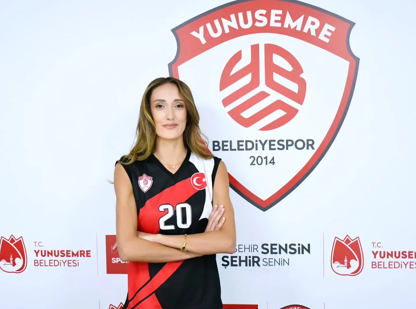 KADINLAR VOLEYBOL 2. LİG’DE YENİ SEZON HAZIRLIKLARINI SÜRDÜREN YUNUSEMRE BELEDİYESPOR, İŞİTME ENGELLİLER MİLLİ TAKIMI’NIN BAŞARILI SMAÇÖRÜ SELİNAY AKÇİN’İ KADROSUNA KATTI. MİLLİ FORMAYLA DÜNYA VE OLİMPİYAT ŞAMPİYONLUKLARI YAŞAYAN AKÇİN, YENİ SEZONDA YUNUSEMRE BELEDİYESPOR’UN BAŞARISI İÇİN MÜCADELE EDECEK.