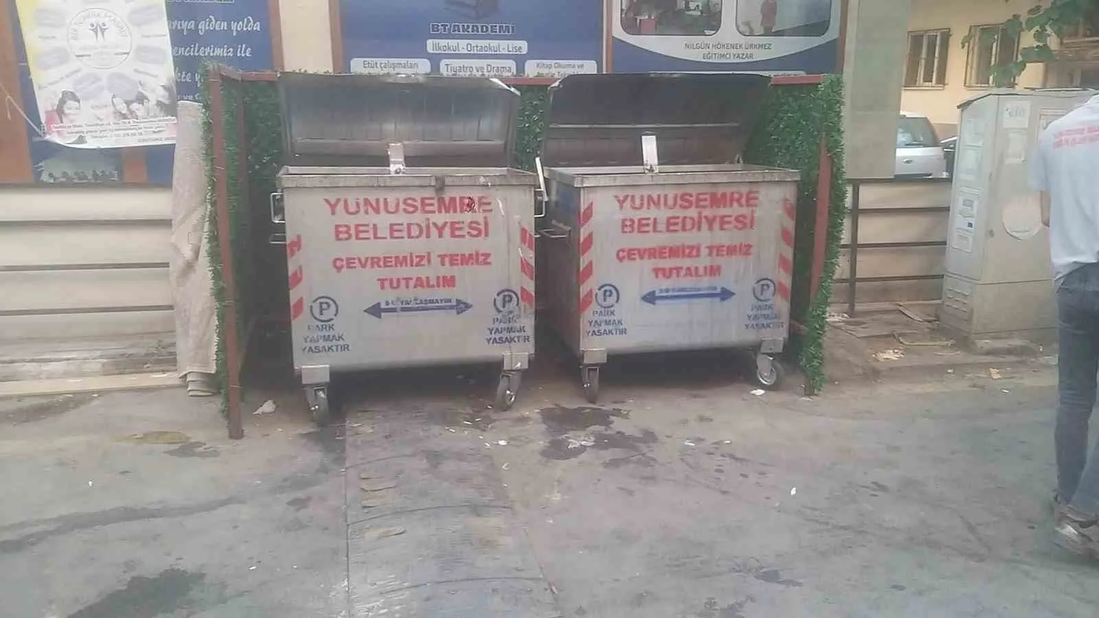 YUNUSEMRE BELEDİYESİ, KULLANIM ÖMRÜNÜ TAMAMLAYAN ÇÖP KONTEYNERLERİNİ HURDAYA AYIRMAK YERİNE KULLANILABİLİR PARÇALARINI YENİDEN DEĞERLENDİREREK YENİLİYOR. ÇALIŞMALAR KAPSAMINDA KONTEYNERLERİN YAKLAŞIK YÜZDE 90’I YENİLENEREK VATANDAŞLARIN KULLANIMINA SUNULDU.
