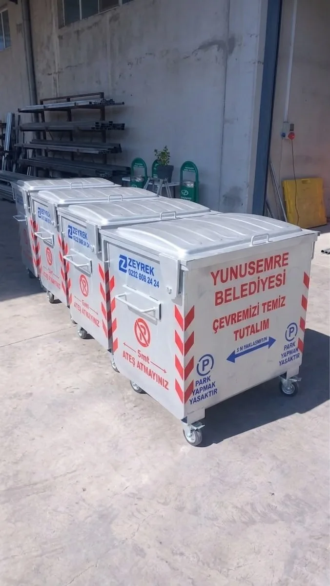 YUNUSEMRE BELEDİYESİ, KULLANIM ÖMRÜNÜ TAMAMLAYAN ÇÖP KONTEYNERLERİNİ HURDAYA AYIRMAK YERİNE KULLANILABİLİR PARÇALARINI YENİDEN DEĞERLENDİREREK YENİLİYOR. ÇALIŞMALAR KAPSAMINDA KONTEYNERLERİN YAKLAŞIK YÜZDE 90’I YENİLENEREK VATANDAŞLARIN KULLANIMINA SUNULDU.