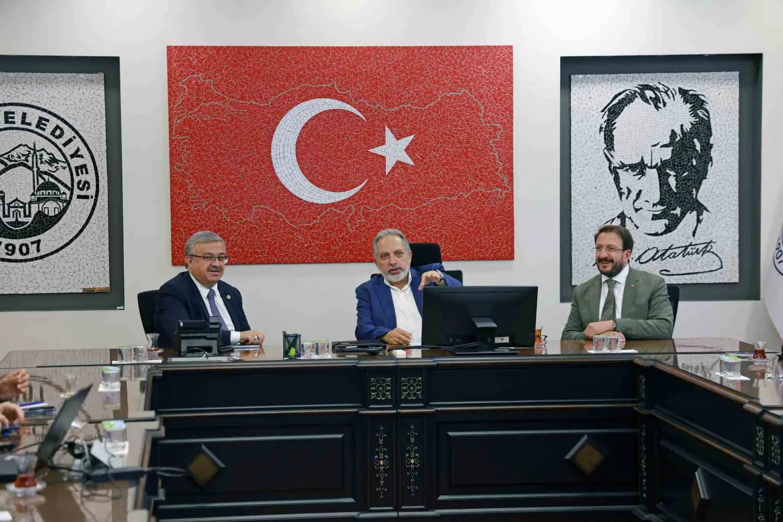AK PARTİ AFYONKARAHİSAR MİLLETVEKİLİ VE KAYSERİ İL KOORDİNATÖRÜ İBRAHİM YURDUNUSEVEN, TALAS BELEDİYESİNİN YATIRIMLARINDAN ÖVGÜYLE SÖZ EDEREK, "BAŞKANIMIZ MUSTAFA YALÇIN’IN YAPTIĞI SUNUMDA GÜZEL PROJELER GÖRDÜM, FİKİRLER ALDIM. BUNU DİĞER BELEDİYELERE DE AKTARACAĞIM" DEDİ.