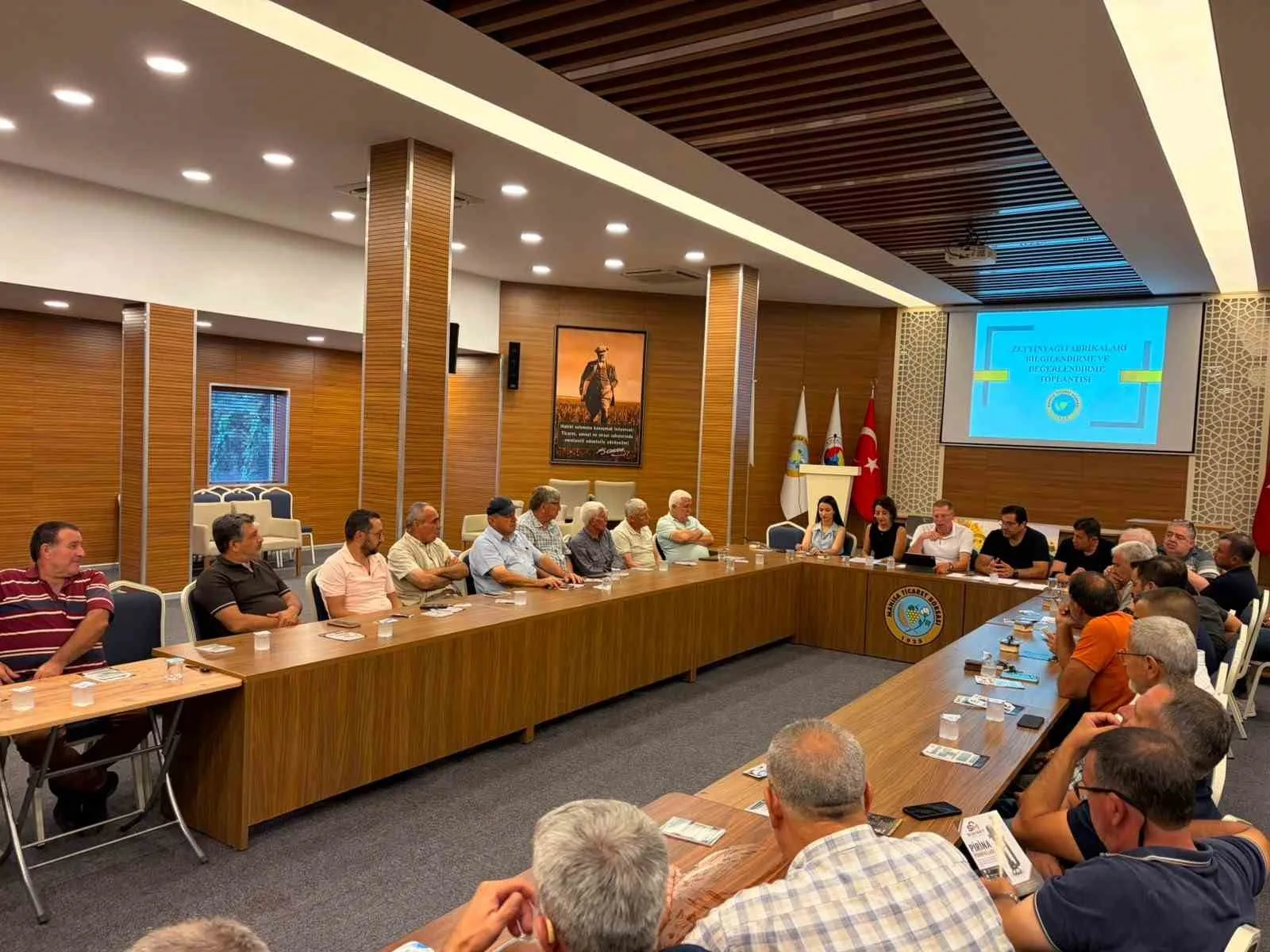 MANİSA TİCARET BORSASI’NDA ZEYTİNYAĞI SEZONU ÖNCESİ SEKTÖR TEMSİLCİLERİ BİR ARAYA GELDİ. TOPLANTIDA ARTAN ÜRETİM MALİYETLERİ, İKLİM DEĞİŞİKLİĞİ, İŞÇİLİK GİDERLERİ, ABD’NİN UYGULADIĞI YENİ GÜMRÜK VERGİSİ, DEPOLAMA SORUNLARI VE TAKLİT-TAĞŞİŞLE MÜCADELE ELE ALINIRKEN, MANİSA ZEYTİNİNİN MARKALI VE KATMA DEĞERLİ ÜRÜNLERE DÖNÜŞTÜRÜLMESİ GEREKTİĞİ VURGULANDI.