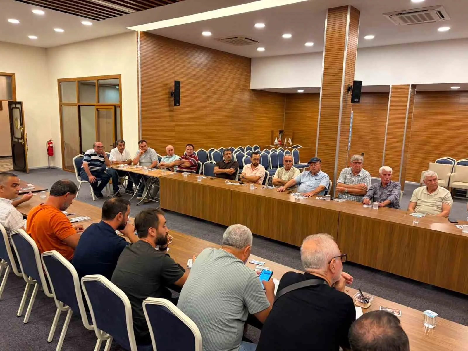MANİSA TİCARET BORSASI’NDA ZEYTİNYAĞI SEZONU ÖNCESİ SEKTÖR TEMSİLCİLERİ BİR ARAYA GELDİ. TOPLANTIDA ARTAN ÜRETİM MALİYETLERİ, İKLİM DEĞİŞİKLİĞİ, İŞÇİLİK GİDERLERİ, ABD’NİN UYGULADIĞI YENİ GÜMRÜK VERGİSİ, DEPOLAMA SORUNLARI VE TAKLİT-TAĞŞİŞLE MÜCADELE ELE ALINIRKEN, MANİSA ZEYTİNİNİN MARKALI VE KATMA DEĞERLİ ÜRÜNLERE DÖNÜŞTÜRÜLMESİ GEREKTİĞİ VURGULANDI.