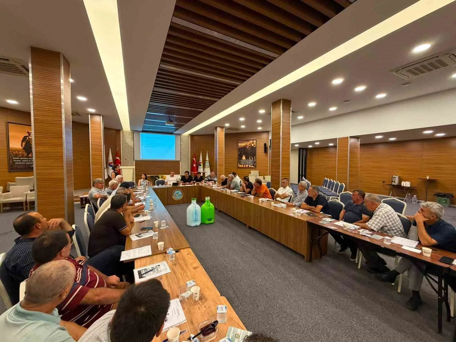 MANİSA TİCARET BORSASI’NDA ZEYTİNYAĞI SEZONU ÖNCESİ SEKTÖR TEMSİLCİLERİ BİR ARAYA GELDİ. TOPLANTIDA ARTAN ÜRETİM MALİYETLERİ, İKLİM DEĞİŞİKLİĞİ, İŞÇİLİK GİDERLERİ, ABD’NİN UYGULADIĞI YENİ GÜMRÜK VERGİSİ, DEPOLAMA SORUNLARI VE TAKLİT-TAĞŞİŞLE MÜCADELE ELE ALINIRKEN, MANİSA ZEYTİNİNİN MARKALI VE KATMA DEĞERLİ ÜRÜNLERE DÖNÜŞTÜRÜLMESİ GEREKTİĞİ VURGULANDI.
