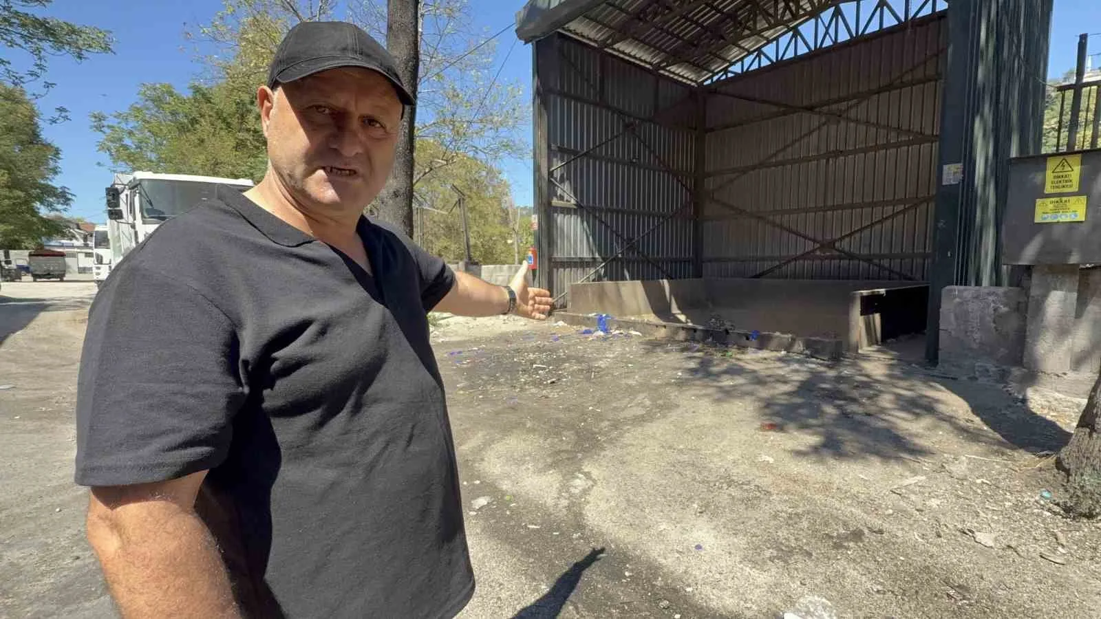 ÇEVRE TAHRİBATINA VE HİJYEN SORUNUNA DİKKAT ÇEKEN BİR DİĞER MAHALLE SAKİNİ MUSTAFA GÜNEY İSE 5-6 YILDIR BU SORUNU YAŞADIKLARINI BELİRTTİ