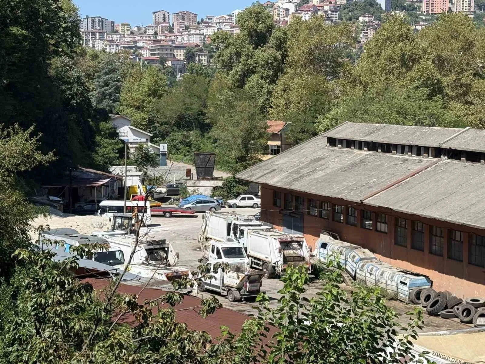 AŞIRI KOKU, SİNEK, FARELERİN ÇOĞALMASI VE GECE SAATLERİNDE BAŞLAYAN GÜRÜLTÜ NEDENİYLE MAĞDUR OLDUKLARINI BELİRTEN VATANDAŞLAR, ŞANTİYE ÖNÜNDE BİR ARAYA GELEREK DURUMA TEPKİ GÖSTERDİ.