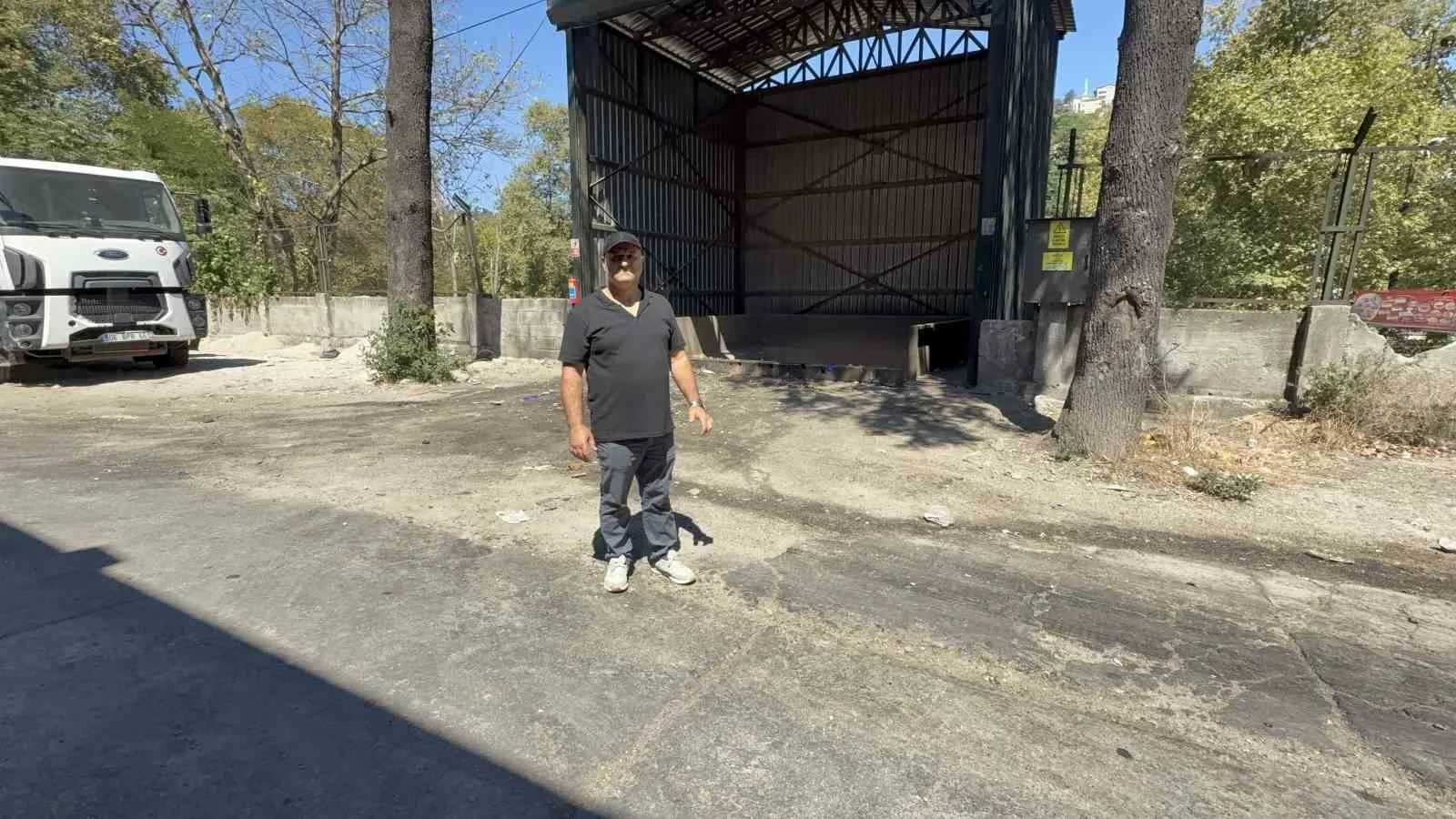 AŞIRI KOKU, SİNEK, FARELERİN ÇOĞALMASI VE GECE SAATLERİNDE BAŞLAYAN GÜRÜLTÜ NEDENİYLE MAĞDUR OLDUKLARINI BELİRTEN VATANDAŞLAR, ŞANTİYE ÖNÜNDE BİR ARAYA GELEREK DURUMA TEPKİ GÖSTERDİ.