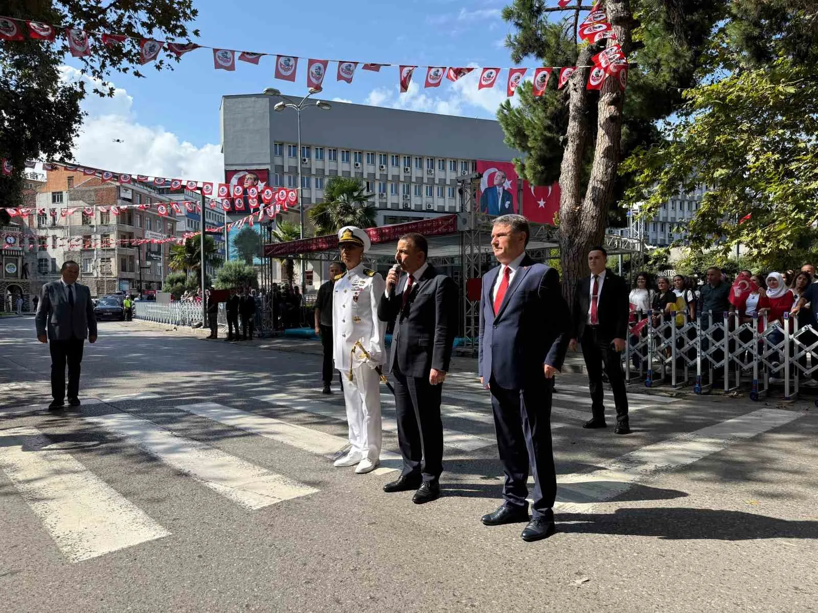 ZONGULDAK’TA 30 AĞUSTOS ZAFER BAYRAMI’NIN 104. YIL DÖNÜMÜ, DÜZENLENEN ÇELENK SUNMA, TEBRİKAT VE GEÇİT TÖRENLERİYLE KUTLANDI.