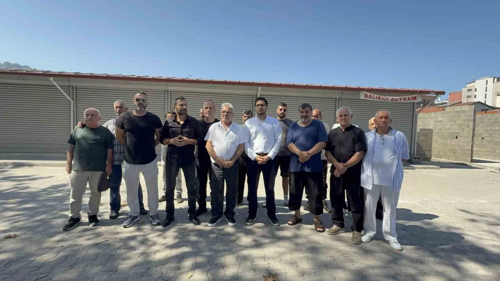 ZONGULDAK'TA BALIKÇI ESNAFI, KENDİLERİ İÇİN YAPILAN YAPILARIN YAKLAŞIK BİR BUÇUK YILDIR ATIL DURUMDA BIRAKILMASINA VE KURUMLAR ARASI YAŞANAN YETKİ BELİRSİZLİĞİNE SERT TEPKİ GÖSTERDİ. BALIKÇILAR ADINA BASIN AÇIKLAMASI YAPAN BAYRAM YILMAZ, BÜROKRATİK ENGELLER YÜZÜNDEN ESNAFIN EVİNE EKMEK GÖTÜREMEZ HALE GELDİĞİNİ BELİRTEREK YETKİLİLERE ÇÖZÜM ÇAĞRISINDA BULUNDU.