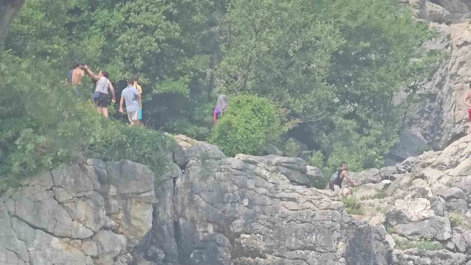 ZONGULDAK'TA 7 KİŞİ GİRDİKLERİ DENİZDE ŞİDDETLİ DALGA SEBEBİYLE ZOR ANLAR YAŞADI. KAYALIKLARA TIRMANANLAR İTFAİYE EKİPLERİNCE KURTARILIRKEN, DENİZDE OLDUĞU FARK EDİLEN BİR KİŞİ SAHİL GÜVENLİK BOTUNA ALINDI. SUP ÜSTÜNDEKİ İKİ KİŞİ İSE KÜREK ÇEKEREK GÜÇLÜKLE KIYIYA ULAŞTI.