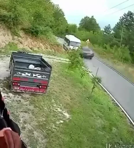 ZONGULDAK'IN KARADENİZ EREĞLİ İLÇESİNDE İŞÇİ SERVİS ARACI İLE OTOMOBİLİN ÇARPIŞTIĞI VE 4 KİŞİNİN YARALANDIĞI TRAFİK KAZASI GÜVENLİK KAMERASINA YANSIDI.