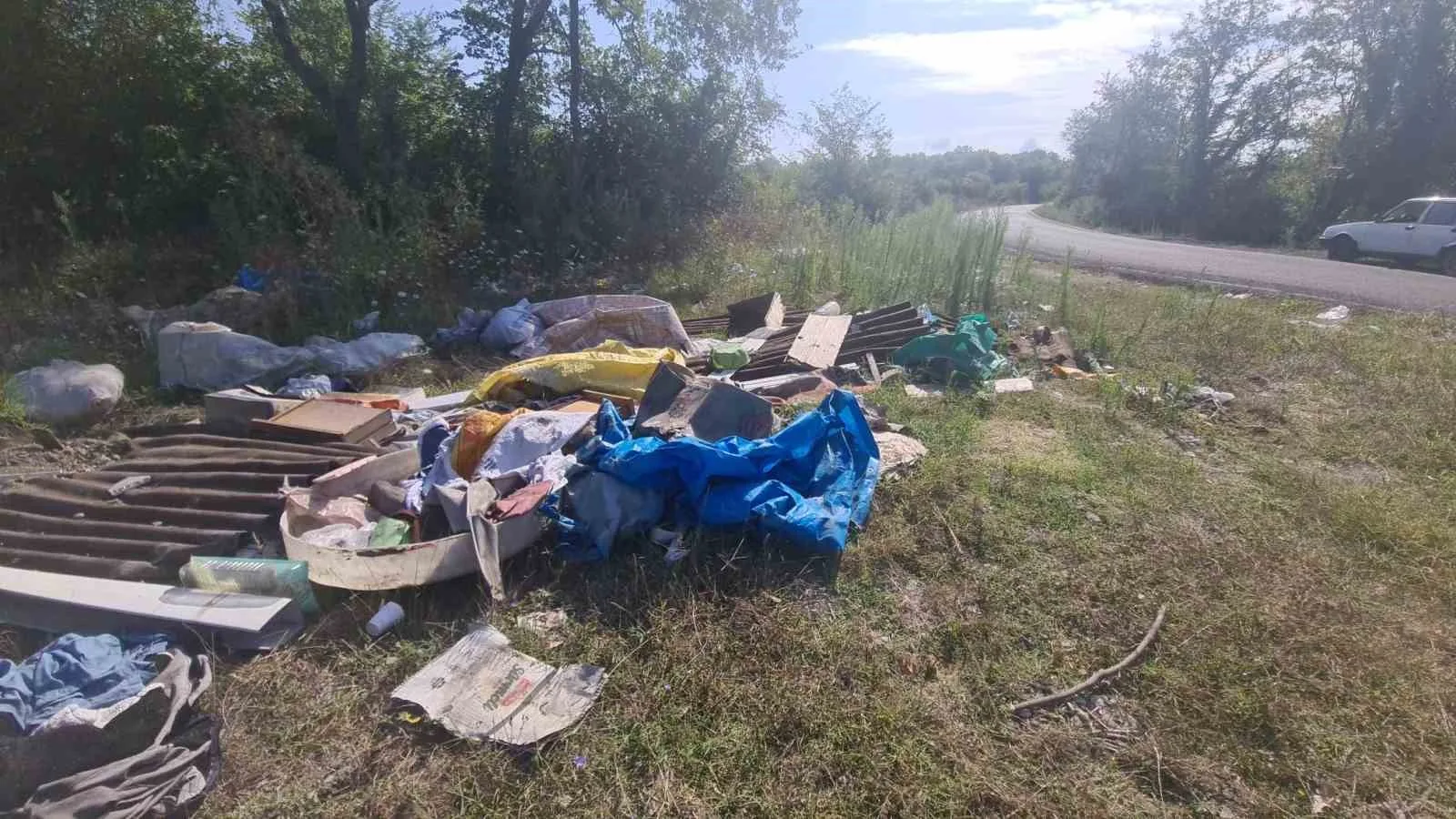 ÇAYCUMA İLÇESİNDE İKİ KÖY ARASINDAKİ ORMANLIK ALANA BIRAKILAN ÇÖPLER, SICAK HAVALARDA CAM ŞİŞELERİN GÜNEŞ IŞIĞINI YANSITMASI NEDENİYLE YANGIN TEHLİKESİ OLUŞTURDU. VATANDAŞLAR DA ÇÖPLERİ ÇEVREYE ATANLARA TEPKİ GÖSTERDİ.