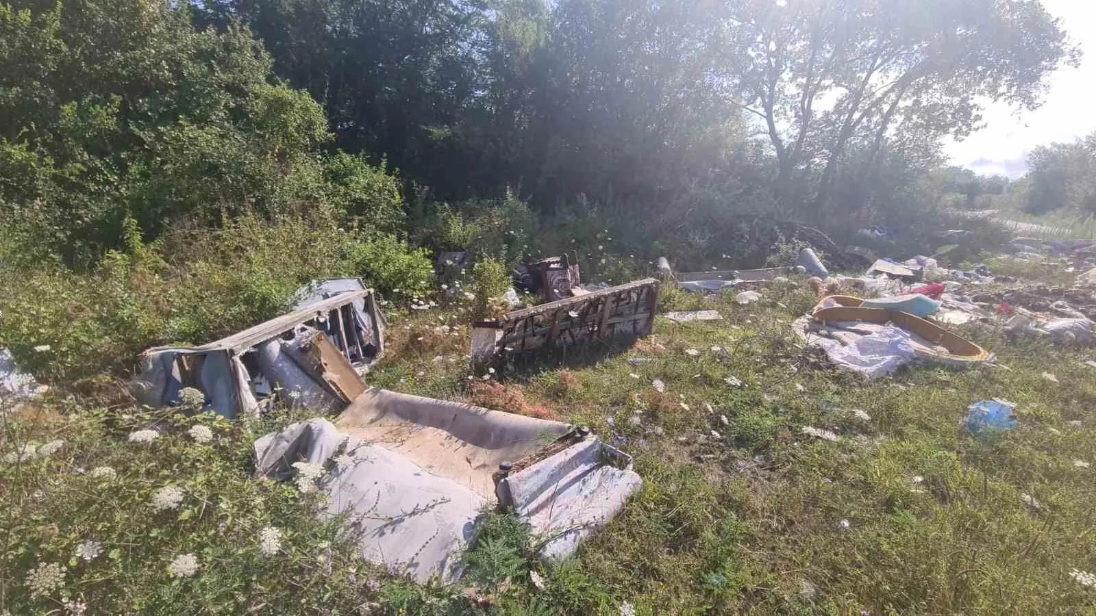 ÇAYCUMA İLÇESİNDE İKİ KÖY ARASINDAKİ ORMANLIK ALANA BIRAKILAN ÇÖPLER, SICAK HAVALARDA CAM ŞİŞELERİN GÜNEŞ IŞIĞINI YANSITMASI NEDENİYLE YANGIN TEHLİKESİ OLUŞTURDU. VATANDAŞLAR DA ÇÖPLERİ ÇEVREYE ATANLARA TEPKİ GÖSTERDİ.