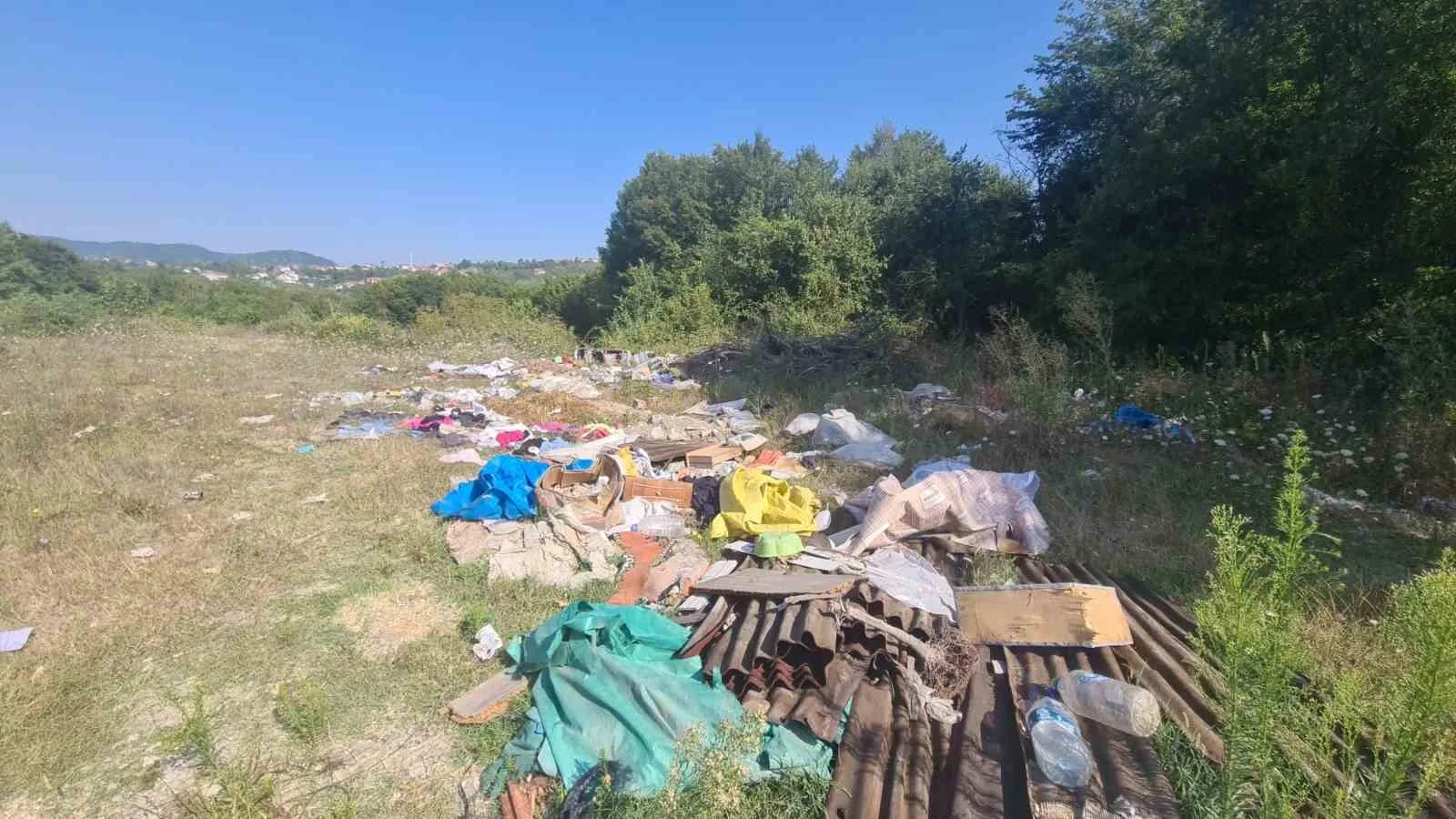 ÇAYCUMA İLÇESİNDE İKİ KÖY ARASINDAKİ ORMANLIK ALANA BIRAKILAN ÇÖPLER, SICAK HAVALARDA CAM ŞİŞELERİN GÜNEŞ IŞIĞINI YANSITMASI NEDENİYLE YANGIN TEHLİKESİ OLUŞTURDU. VATANDAŞLAR DA ÇÖPLERİ ÇEVREYE ATANLARA TEPKİ GÖSTERDİ.