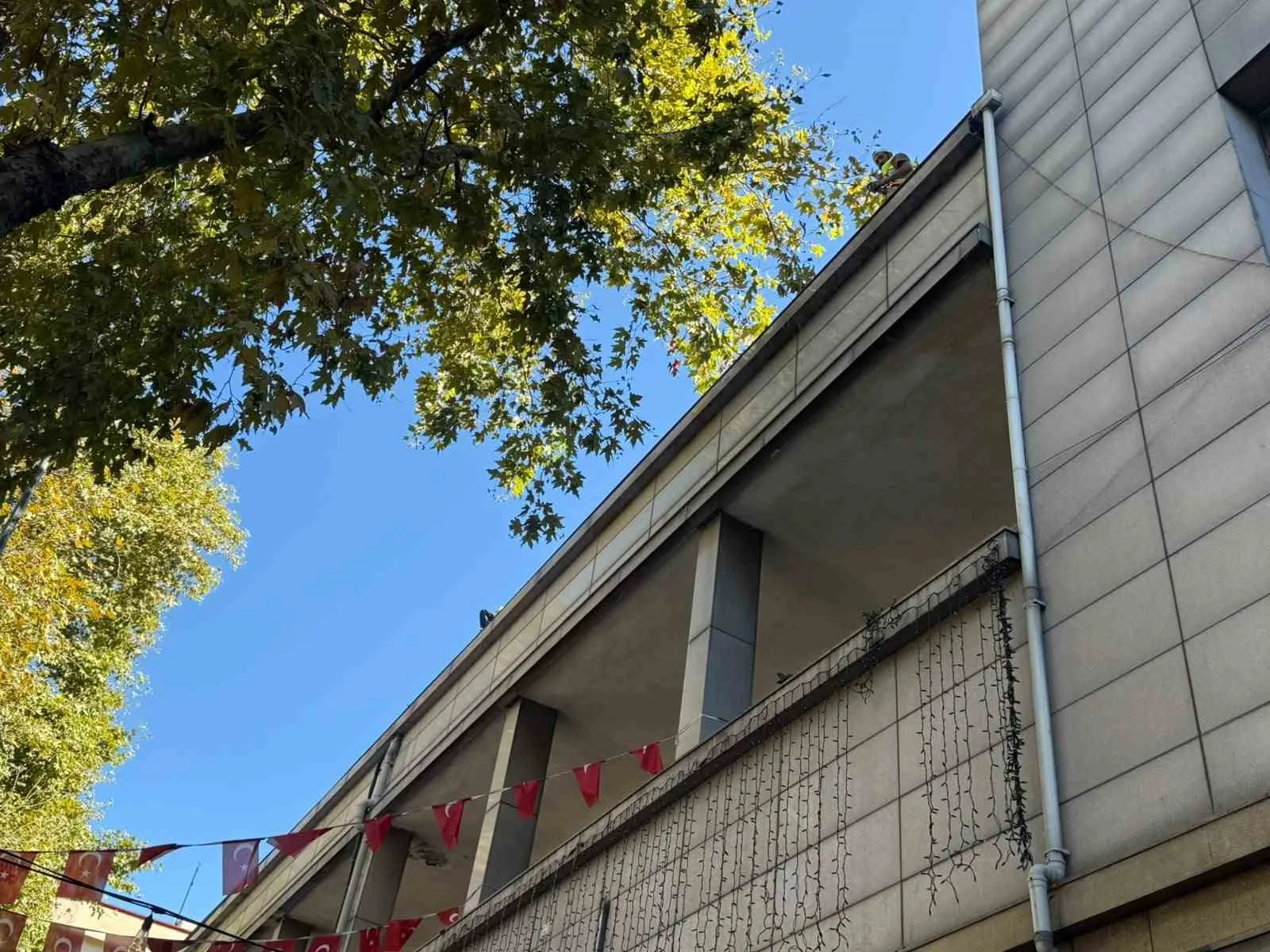 ZONGULDAK'TA BELEDİYE KÜLTÜR MERKEZİ'NİN ÇATISINDAN YAKLAŞIK 12 METRE YÜKSEKLİKTEN KALDIRIMA DÜŞEN İŞÇİ AĞIR YARALANDI. VÜCUDUNUN ÇEŞİTLİ YERLERİNDEN KIRIKLAR VE İÇ KANAMA TEŞHİSİYLE HASTANEYE KALDIRILAN İŞÇİNİN TEDAVİSİ SÜRÜYOR.