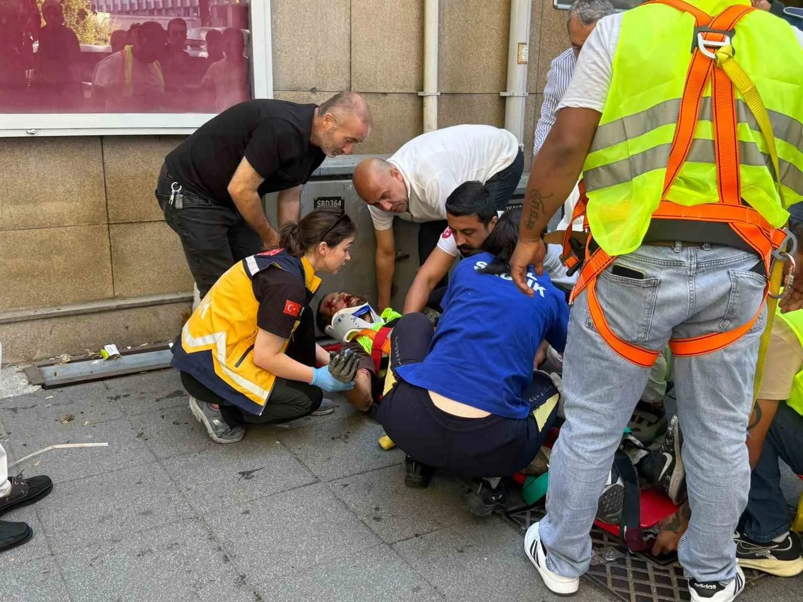 ZONGULDAK'TA BELEDİYE KÜLTÜR MERKEZİ'NİN ÇATISINDAN YAKLAŞIK 12 METRE YÜKSEKLİKTEN KALDIRIMA DÜŞEN İŞÇİ AĞIR YARALANDI. VÜCUDUNUN ÇEŞİTLİ YERLERİNDEN KIRIKLAR VE İÇ KANAMA TEŞHİSİYLE HASTANEYE KALDIRILAN İŞÇİNİN TEDAVİSİ SÜRÜYOR.