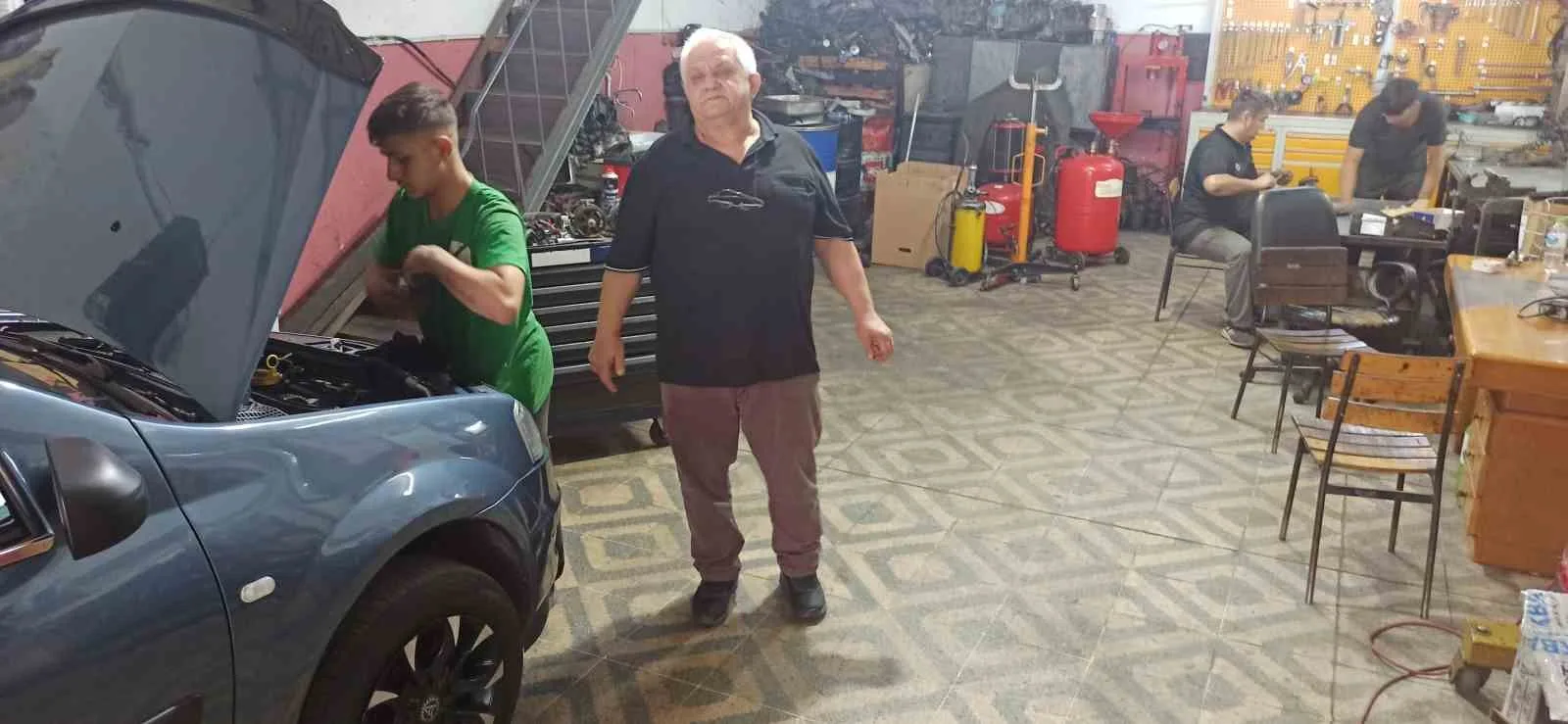 ZONGULDAK'IN DEVREK İLÇESİNDE 12 YAŞINDA ÇIRAK OLARAK BAŞLADIĞI SANAYİ SİTESİNDE 22 YAŞINDA İLK DÜKKANINI AÇAN 67 YAŞINDAKİ HİDAYET KIŞLALI, 45 YILDA 20'DEN FAZLA USTA YETİŞTİRDİ. KIŞLALI, 39. AHİLİK HAFTASI'NDA YILIN AHİSİ SEÇİLMENİN GURURUNU YAŞADI.
