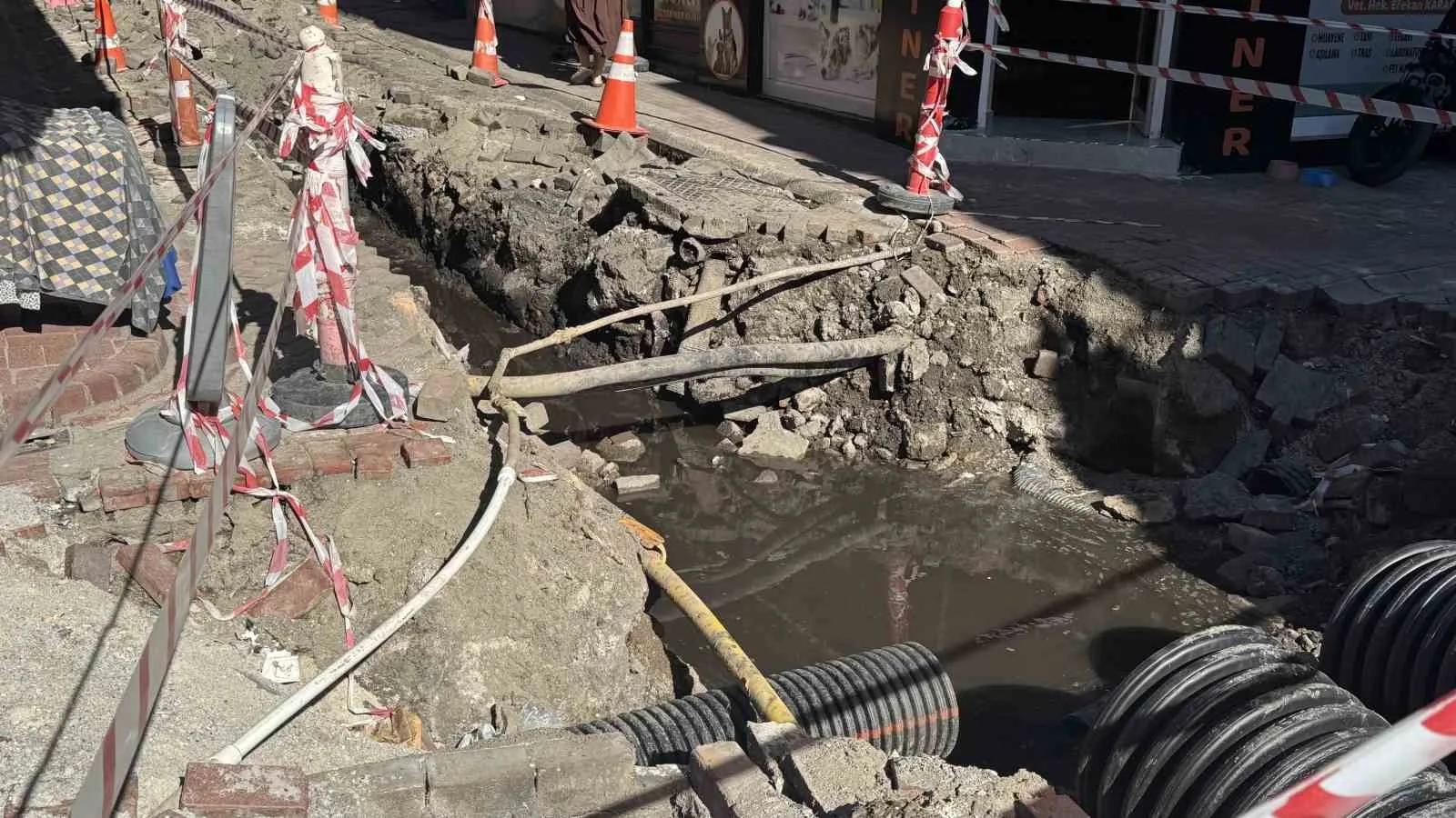 ZONGULDAK(İHA)-ZONGULDAK’TA MİTHATPAŞA MAHALLESİNDE 15 GÜNDÜR KAPATILMAYAN ÇUKUR ESNAFI CANINDAN BEZDİRDİ.
