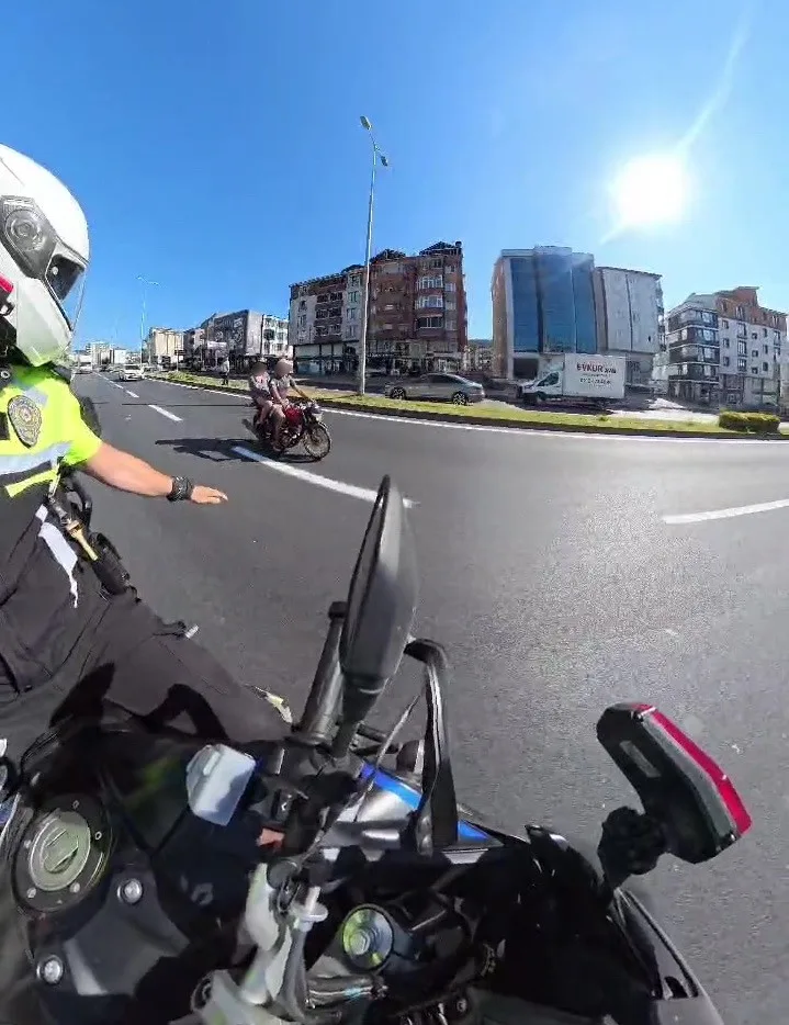 ZONGULDAK’IN EREĞLİ İLÇESİNDE TRAFİK EKİPLERİNİN "DUR" İHTARINA UYMAYARAK KAÇAN MOTOSİKLET SÜRÜCÜSÜ, YAKLAŞIK 20 DAKİKA SÜREN KOVALAMACANIN ARDINDAN YAKALANDI. SÜRÜCÜYE ÇEŞİTLİ TRAFİK İHLALLERİ NEDENİYLE TOPLAM 390 BİN TL PARA CEZASI UYGULANDI.