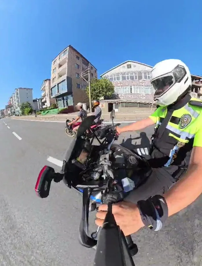 ZONGULDAK’IN EREĞLİ İLÇESİNDE TRAFİK EKİPLERİNİN "DUR" İHTARINA UYMAYARAK KAÇAN MOTOSİKLET SÜRÜCÜSÜ, YAKLAŞIK 20 DAKİKA SÜREN KOVALAMACANIN ARDINDAN YAKALANDI. SÜRÜCÜYE ÇEŞİTLİ TRAFİK İHLALLERİ NEDENİYLE TOPLAM 390 BİN TL PARA CEZASI UYGULANDI.
