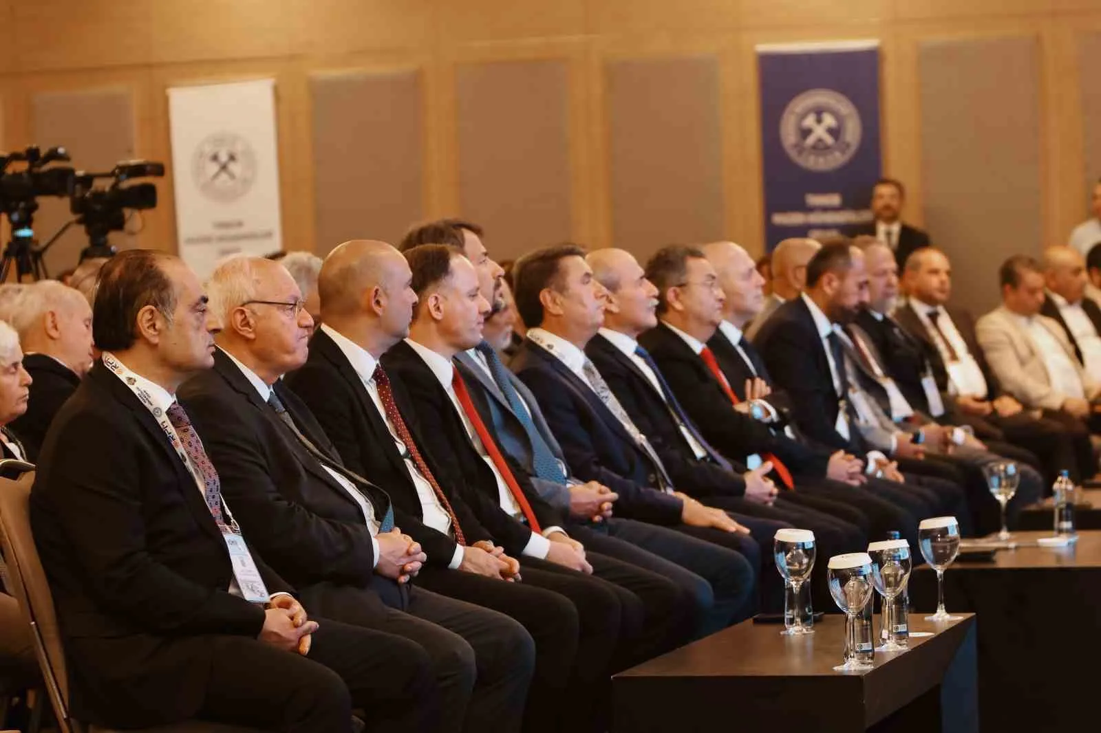 TMMOB MADEN MÜHENDİSLERİ ODASINCA DÜZENLENEN 24. ULUSLARARASI KÖMÜR KONGRESİ VE SERGİSİ ZONGULDAK'TA BAŞLADI.