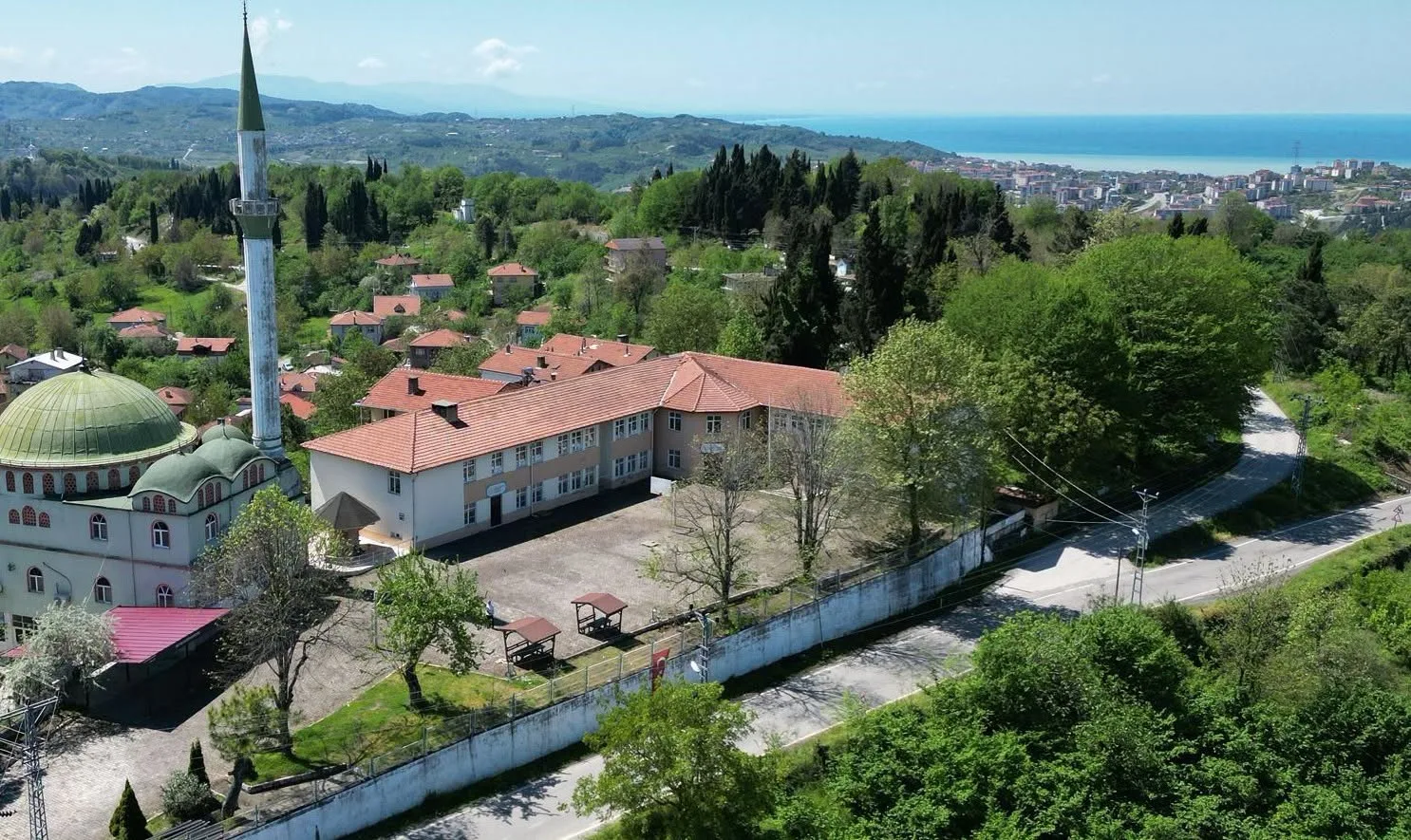 ZONGULDAK (İHA) - ZONGULDAK’IN ALAPLI İLÇESİNE BAĞLI BÜYÜK TEKKE KÖYÜ’NDE 7 YIL ÖNCE EĞİTİM-ÖĞRETİME KAPATILAN İLK VE ORTAOKULU BİNASI, YAPILAN İNCELEMELERİN ARDINDAN YIKILDI.