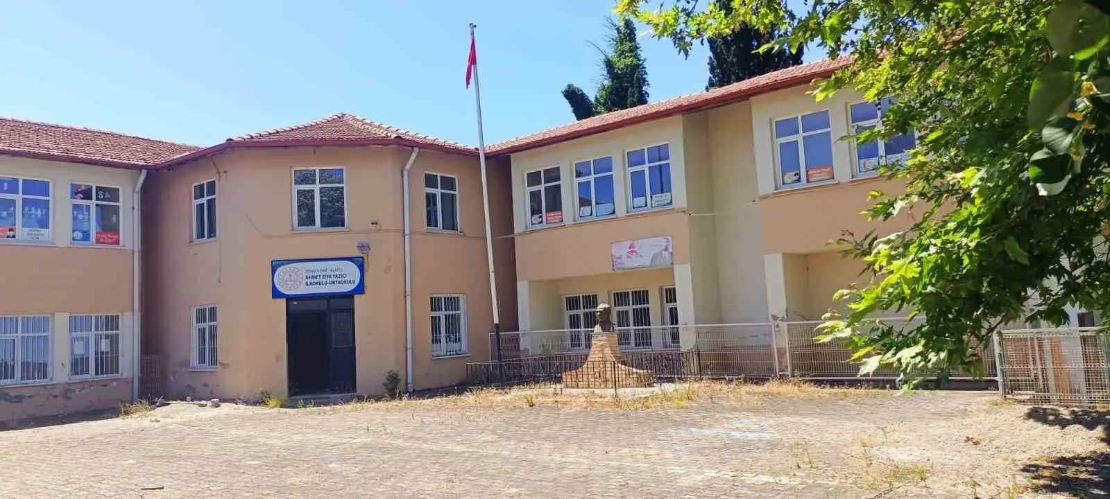 ZONGULDAK (İHA) - ZONGULDAK’IN ALAPLI İLÇESİNE BAĞLI BÜYÜK TEKKE KÖYÜ’NDE 7 YIL ÖNCE EĞİTİM-ÖĞRETİME KAPATILAN İLK VE ORTAOKULU BİNASI, YAPILAN İNCELEMELERİN ARDINDAN YIKILDI.