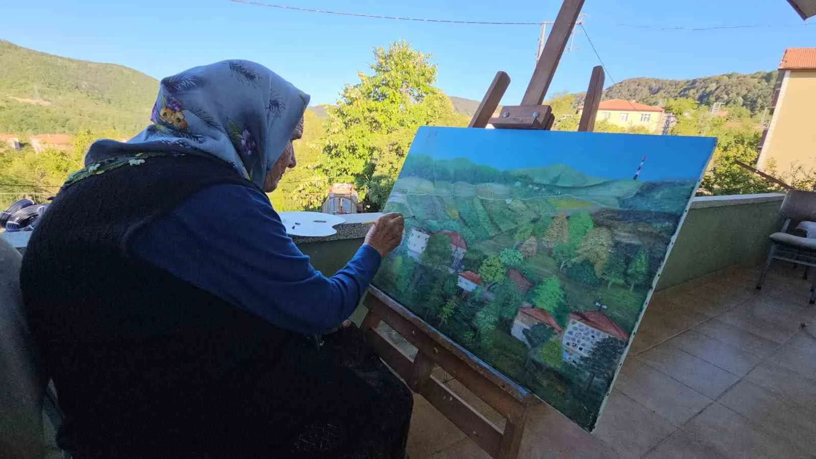 ZONGULDAKLI ERMİŞ, İZLEYEREK VE DENEYEREK ÖĞRENDİĞİ RESİMLE 44 TABLO YAPTI; BUGÜN HÂLÂ TUVALİN BAŞINA GEÇİP SAATLERİNİ RESİM YAPARAK GEÇİRİYOR.