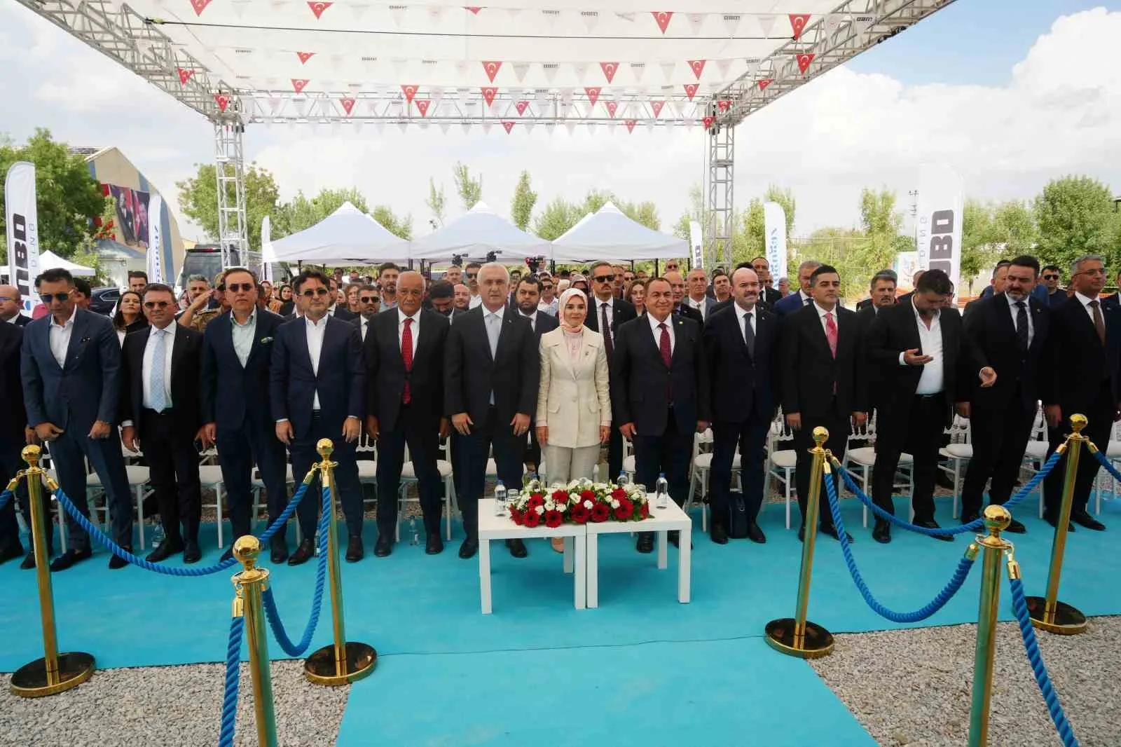 AİLE VE SOSYAL HİZMETLER BAKANI MAHİNUR ÖZDEMİR GÖKTAŞ, "CUMHURBAŞKANIMIZ SAYIN RECEP TAYYİP ERDOĞAN'IN LİDERLİĞİNDE, ÇOCUK BAKIM ANLAYIŞIMIZDAN YAŞAM ALANLARIMIZA KADAR KÖKLÜ BİR DEĞİŞİM GERÇEKLEŞTİRDİK. KALABALIK KOĞUŞ TİPİ YAPILARDAN, ÇOCUKLARIMIZIN EV ORTAMINDA BÜYÜDÜĞÜ BİR MODELİ HAYATA GEÇİRDİK" DEDİ.