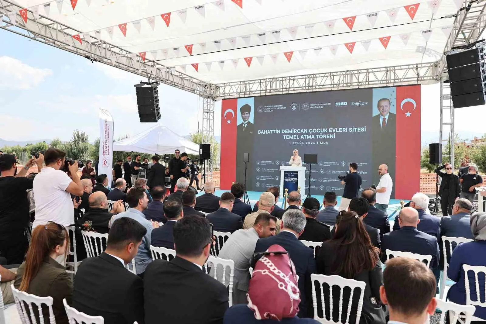 AİLE VE SOSYAL HİZMETLER BAKANI MAHİNUR ÖZDEMİR GÖKTAŞ, "CUMHURBAŞKANIMIZ SAYIN RECEP TAYYİP ERDOĞAN'IN LİDERLİĞİNDE, ÇOCUK BAKIM ANLAYIŞIMIZDAN YAŞAM ALANLARIMIZA KADAR KÖKLÜ BİR DEĞİŞİM GERÇEKLEŞTİRDİK. KALABALIK KOĞUŞ TİPİ YAPILARDAN, ÇOCUKLARIMIZIN EV ORTAMINDA BÜYÜDÜĞÜ BİR MODELİ HAYATA GEÇİRDİK" DEDİ.