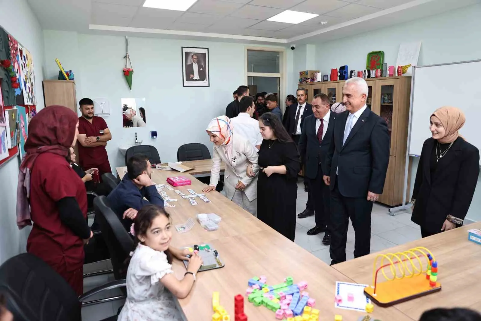AİLE VE SOSYAL HİZMETLER BAKANI MAHİNUR ÖZDEMİR GÖKTAŞ, "CUMHURBAŞKANIMIZ SAYIN RECEP TAYYİP ERDOĞAN'IN LİDERLİĞİNDE, ÇOCUK BAKIM ANLAYIŞIMIZDAN YAŞAM ALANLARIMIZA KADAR KÖKLÜ BİR DEĞİŞİM GERÇEKLEŞTİRDİK. KALABALIK KOĞUŞ TİPİ YAPILARDAN, ÇOCUKLARIMIZIN EV ORTAMINDA BÜYÜDÜĞÜ BİR MODELİ HAYATA GEÇİRDİK" DEDİ.