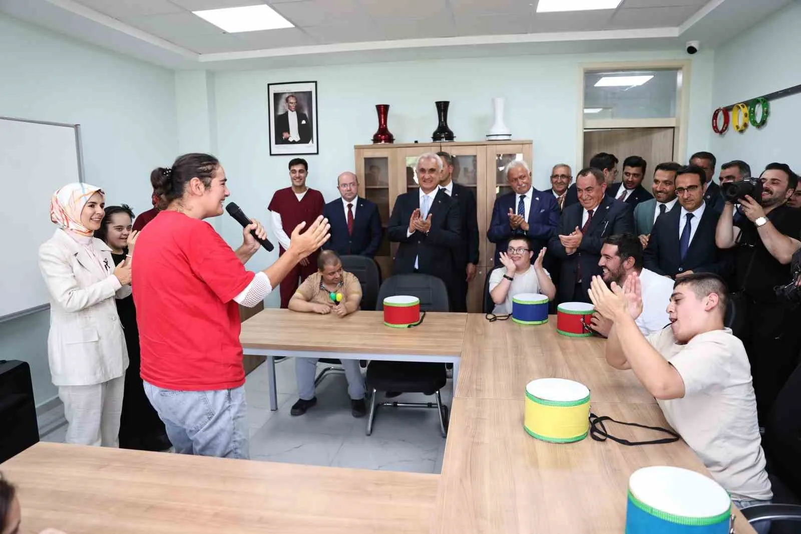 AİLE VE SOSYAL HİZMETLER BAKANI MAHİNUR ÖZDEMİR GÖKTAŞ, "CUMHURBAŞKANIMIZ SAYIN RECEP TAYYİP ERDOĞAN'IN LİDERLİĞİNDE, ÇOCUK BAKIM ANLAYIŞIMIZDAN YAŞAM ALANLARIMIZA KADAR KÖKLÜ BİR DEĞİŞİM GERÇEKLEŞTİRDİK. KALABALIK KOĞUŞ TİPİ YAPILARDAN, ÇOCUKLARIMIZIN EV ORTAMINDA BÜYÜDÜĞÜ BİR MODELİ HAYATA GEÇİRDİK" DEDİ.