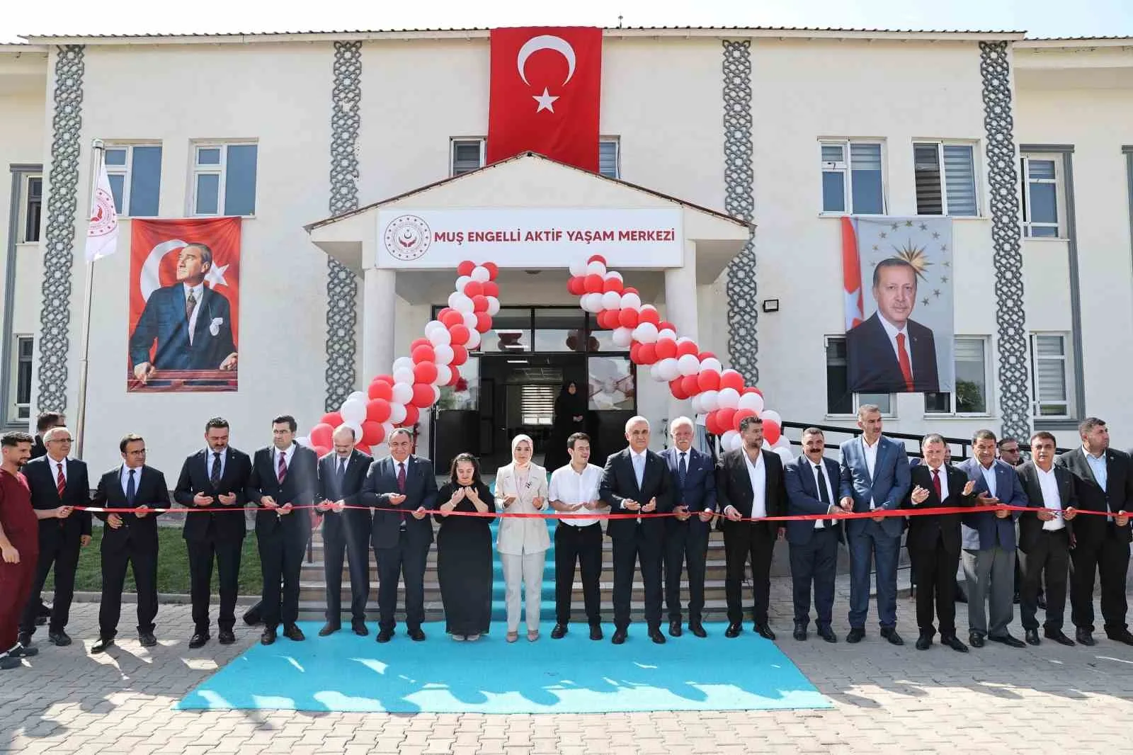 AİLE VE SOSYAL HİZMETLER BAKANI MAHİNUR ÖZDEMİR GÖKTAŞ, "CUMHURBAŞKANIMIZ SAYIN RECEP TAYYİP ERDOĞAN'IN LİDERLİĞİNDE, ÇOCUK BAKIM ANLAYIŞIMIZDAN YAŞAM ALANLARIMIZA KADAR KÖKLÜ BİR DEĞİŞİM GERÇEKLEŞTİRDİK. KALABALIK KOĞUŞ TİPİ YAPILARDAN, ÇOCUKLARIMIZIN EV ORTAMINDA BÜYÜDÜĞÜ BİR MODELİ HAYATA GEÇİRDİK" DEDİ.