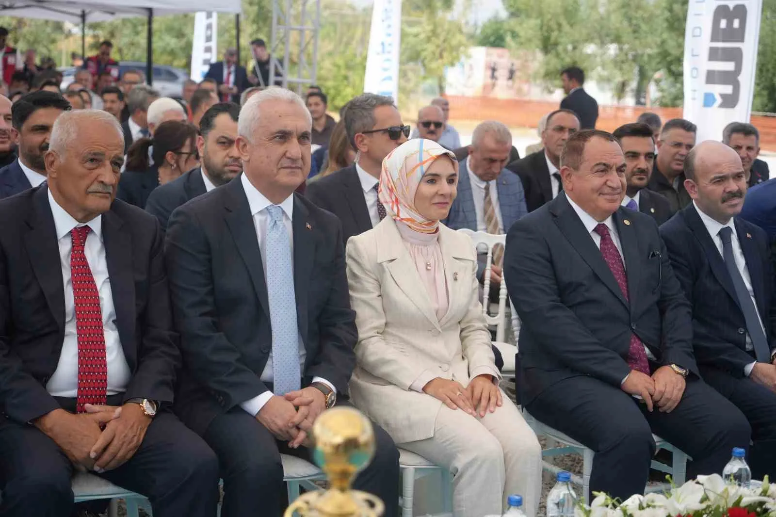AİLE VE SOSYAL HİZMETLER BAKANI MAHİNUR ÖZDEMİR GÖKTAŞ, "CUMHURBAŞKANIMIZ SAYIN RECEP TAYYİP ERDOĞAN'IN LİDERLİĞİNDE, ÇOCUK BAKIM ANLAYIŞIMIZDAN YAŞAM ALANLARIMIZA KADAR KÖKLÜ BİR DEĞİŞİM GERÇEKLEŞTİRDİK. KALABALIK KOĞUŞ TİPİ YAPILARDAN, ÇOCUKLARIMIZIN EV ORTAMINDA BÜYÜDÜĞÜ BİR MODELİ HAYATA GEÇİRDİK" DEDİ.