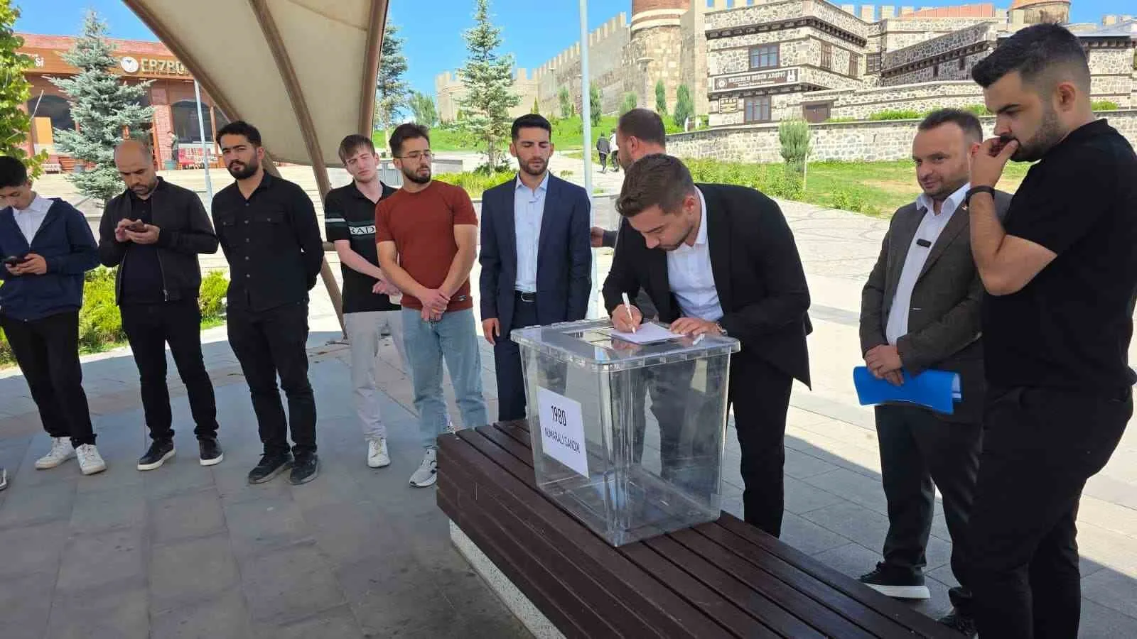 AK PARTİ ERZURUM İL GENÇLİK KOLLARI, 12 EYLÜL 1980 ASKERÎ DARBESİNİN 46. YIL DÖNÜMÜ DOLAYISIYLA KİTLESEL BİR BASIN AÇIKLAMASI GERÇEKLEŞTİRDİ