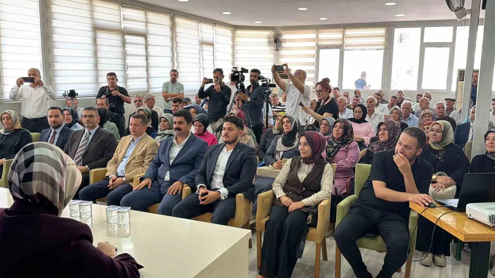 AK PARTİ GENEL BAŞKAN YARDIMCISI VE ÇEVRE, ŞEHİRCİLİK VE POLİTİKALAR BAŞKANI NİLHAN AYAN, ADIYAMAN’DA GERÇEKLEŞTİRDİĞİ ZİYARETLERDE KENTİN DEPREM SONRASI YENİDEN AYAĞA KALDIRILDIĞINI BELİRTEREK, "ADIYAMAN BÖLGESİNİN ŞU AN GÖZBEBEĞİ, PARLAYAN YILDIZI KONUMUNDA. BUNU HEP BERABER YAPTIK. DAHA İLERİNİ DE YAPACAĞIZ HEP BERABER" DEDİ.